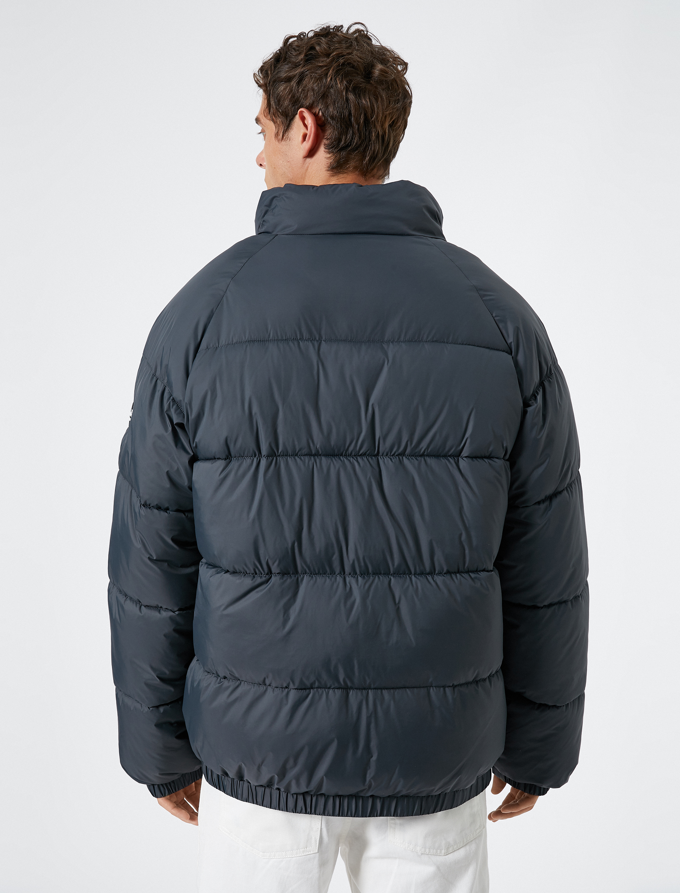   Şişme Mont Dik Yaka Fermuarlı Etiket Baskılı Cep Detaylı