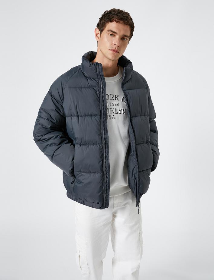  Şişme Mont Dik Yaka Fermuarlı Etiket Baskılı Cep Detaylı