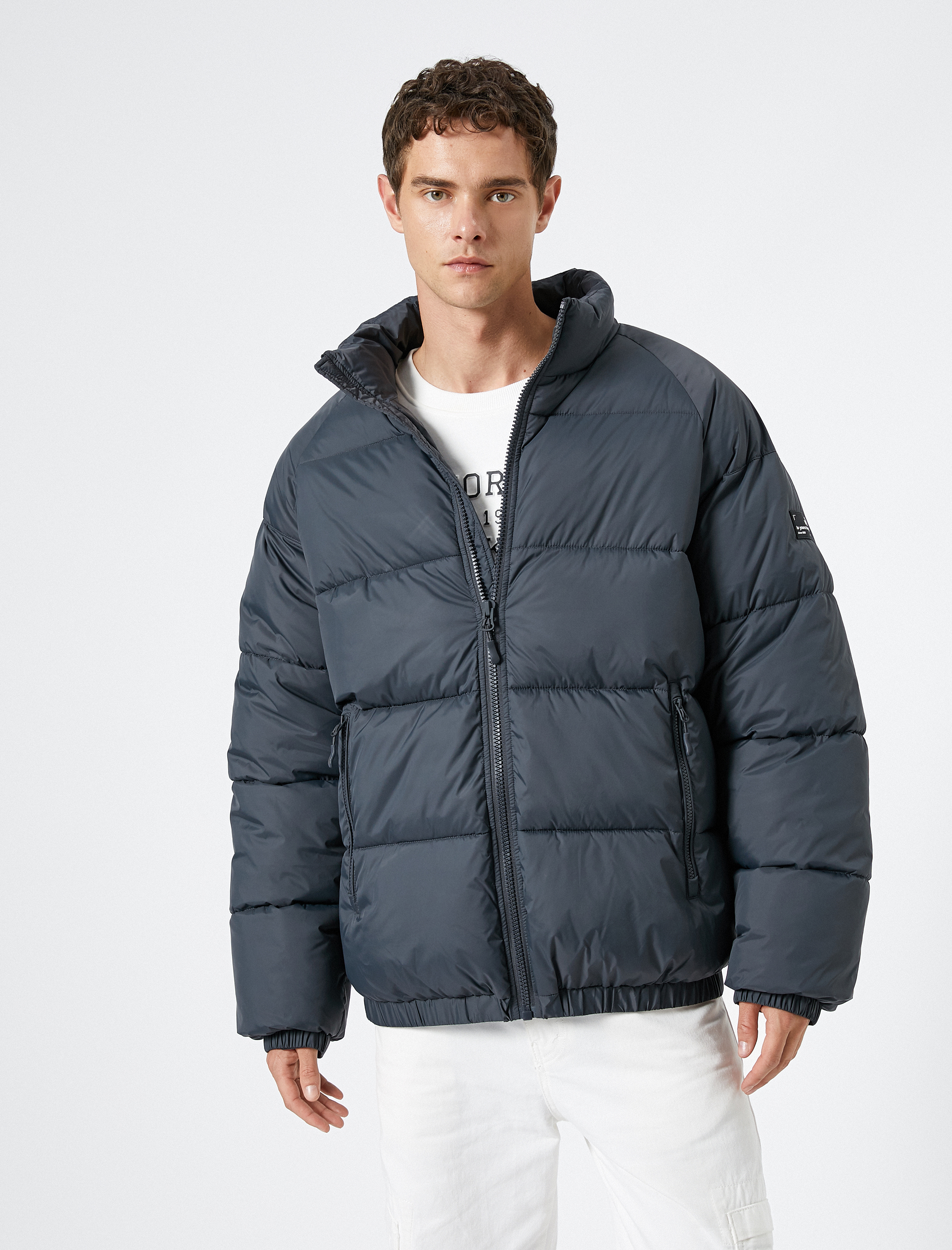   Şişme Mont Dik Yaka Fermuarlı Etiket Baskılı Cep Detaylı