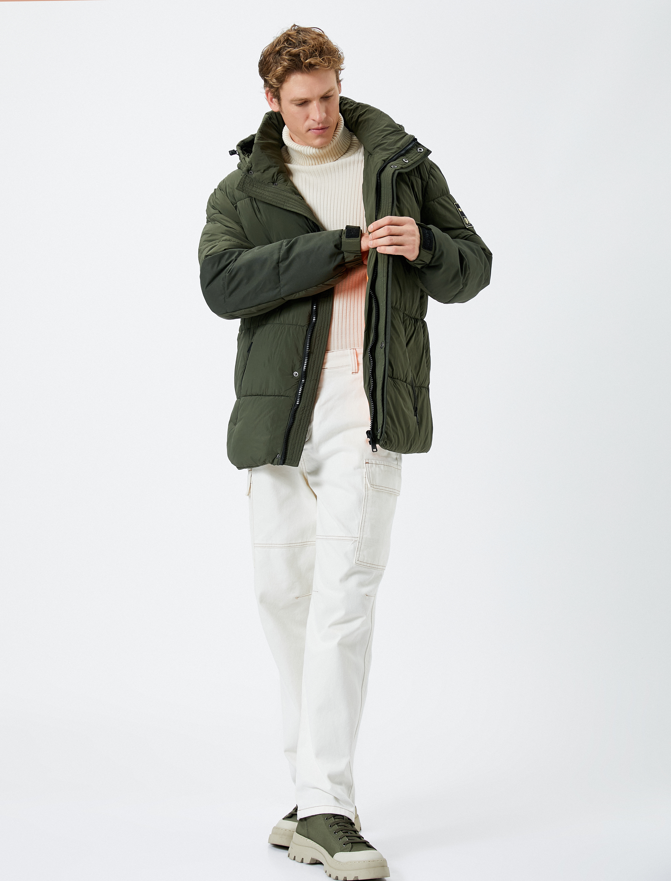   Şişme Mont Kapşonlu Baskılı Fermuar Detaylı Cepli