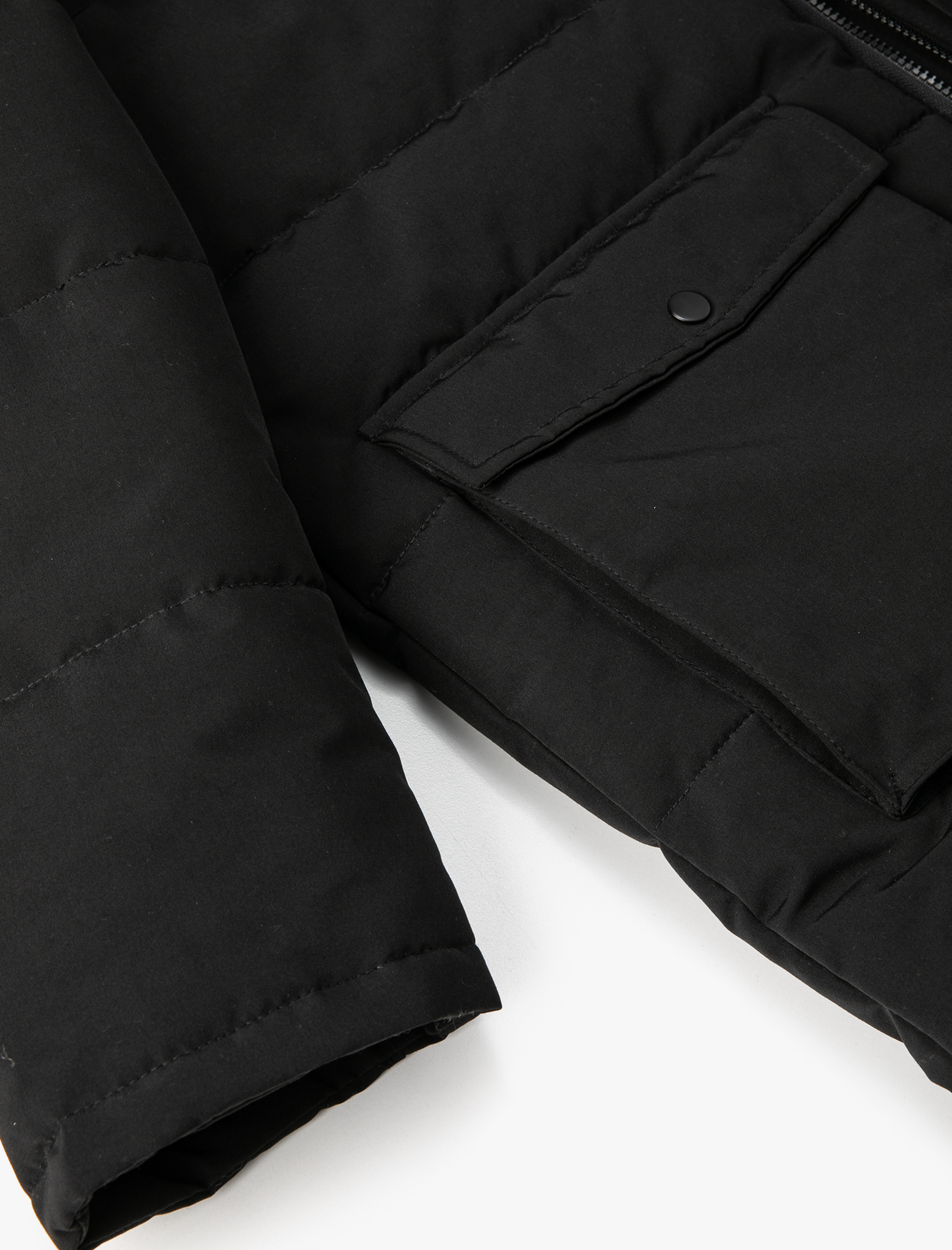   Şişme Mont Kapşonlu Etiket Baskılı Cep Detaylı Fermuarlı Çıtçıt Düğmeli