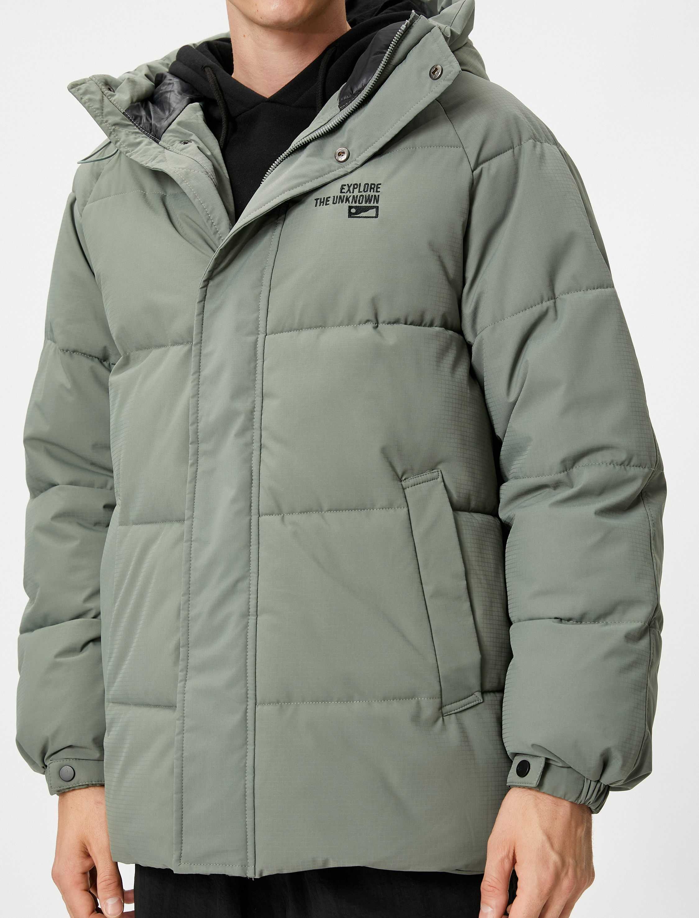   Şişme Mont Kapşonlu Baskılı Cepli Fermuarlı Çıtçıt Düğmeli