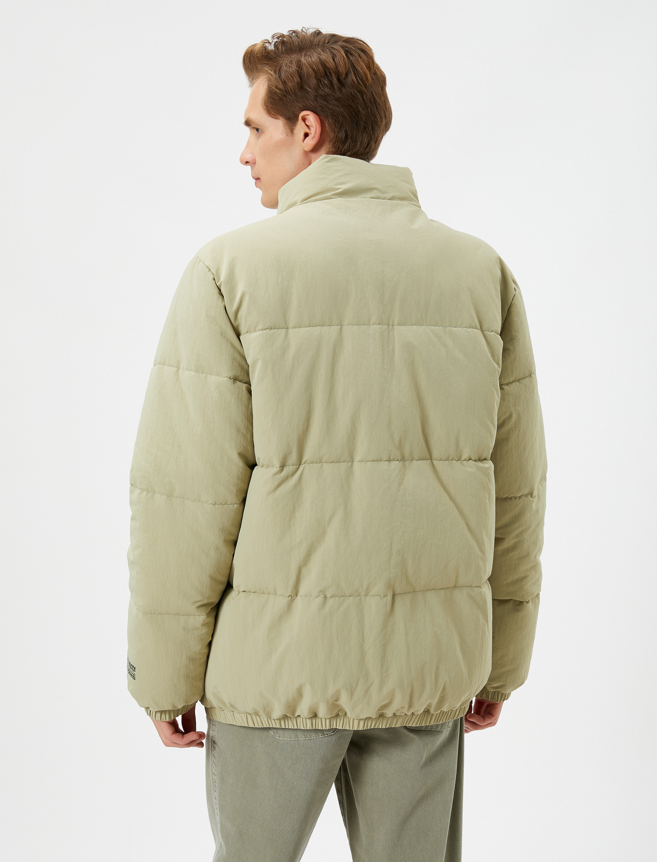   Şişme Mont Dik Yaka Fermuarlı Cep Detaylı Slogan Baskılı