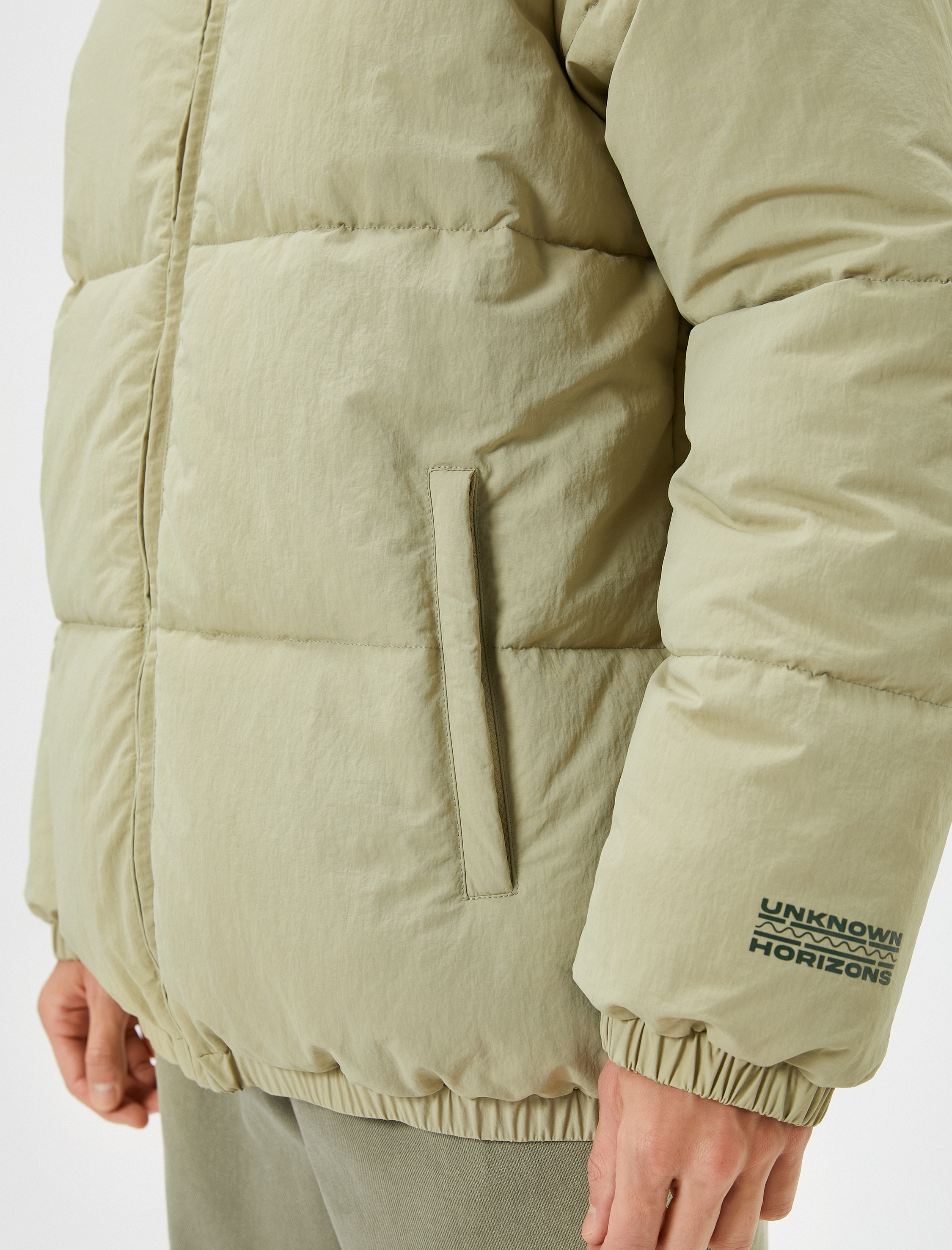   Şişme Mont Dik Yaka Fermuarlı Cep Detaylı Slogan Baskılı