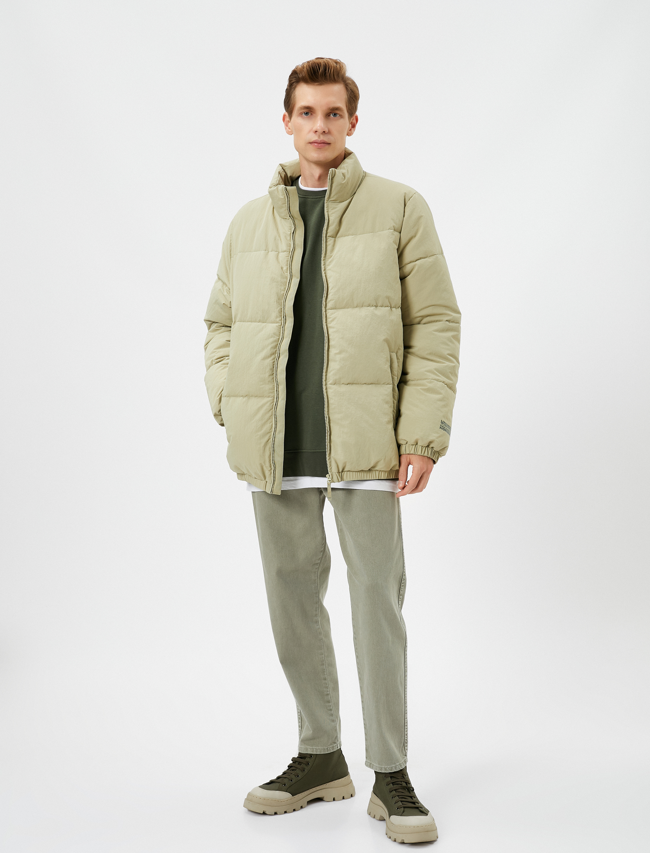   Şişme Mont Dik Yaka Fermuarlı Cep Detaylı Slogan Baskılı