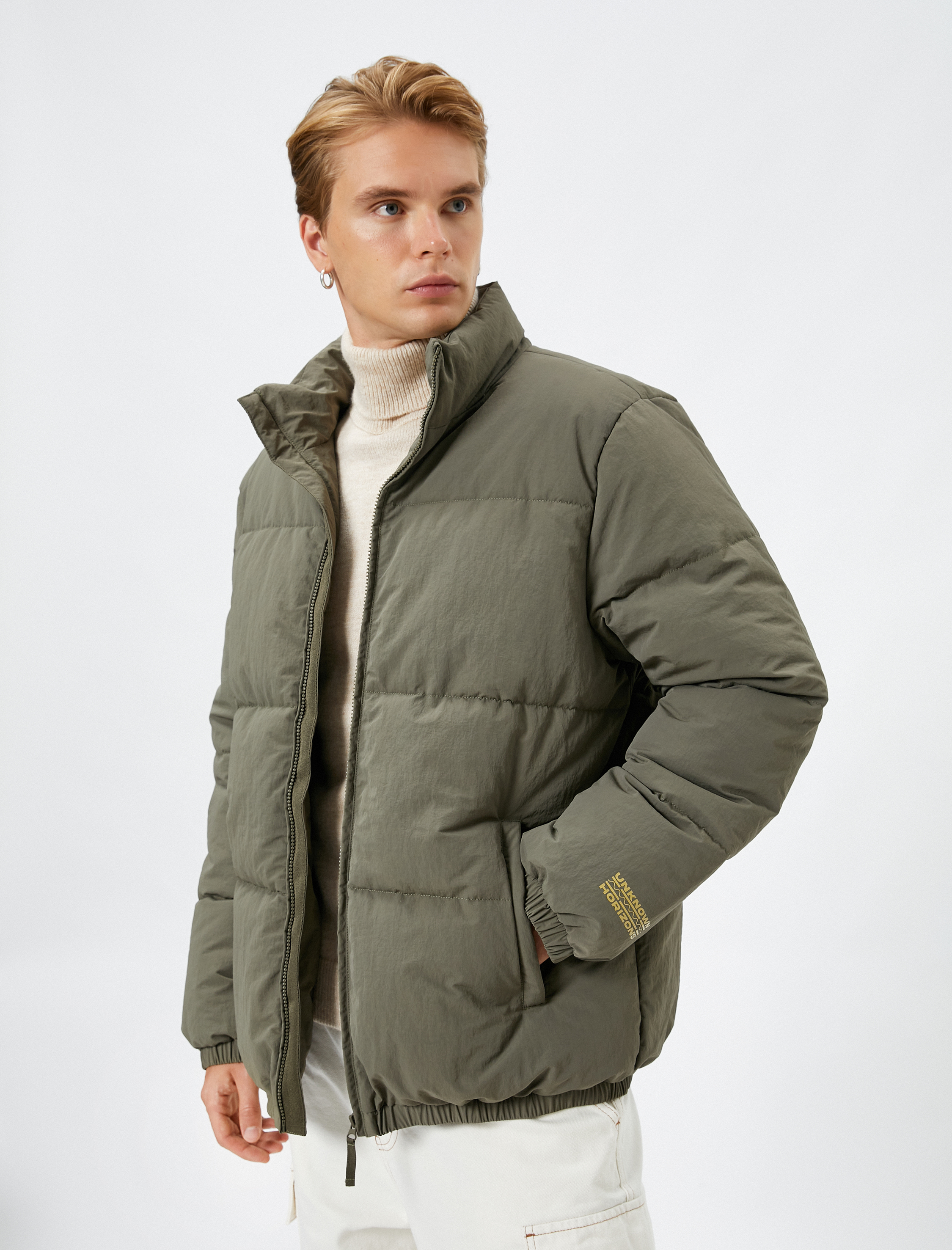   Şişme Mont Dik Yaka Fermuarlı Cep Detaylı Slogan Baskılı