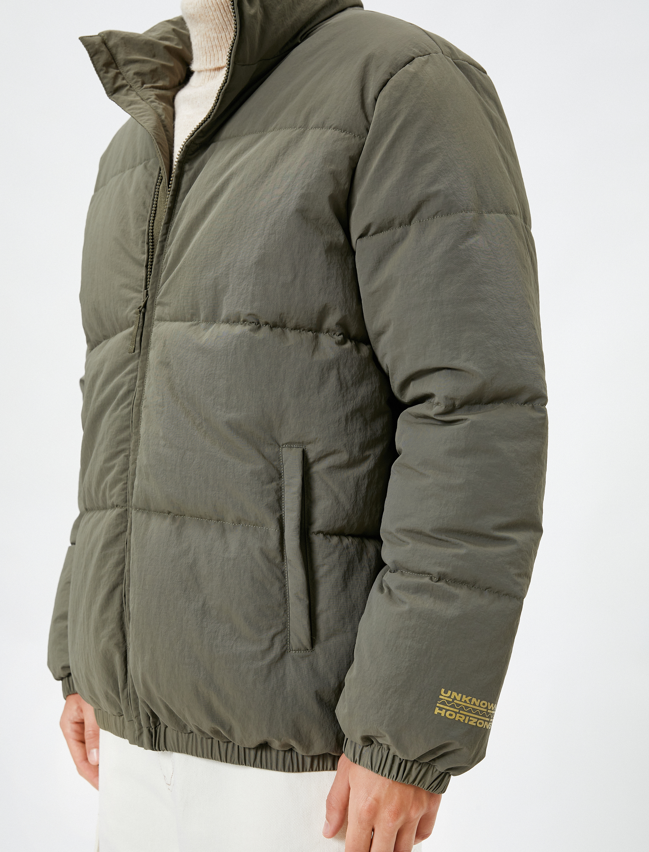   Şişme Mont Dik Yaka Fermuarlı Cep Detaylı Slogan Baskılı