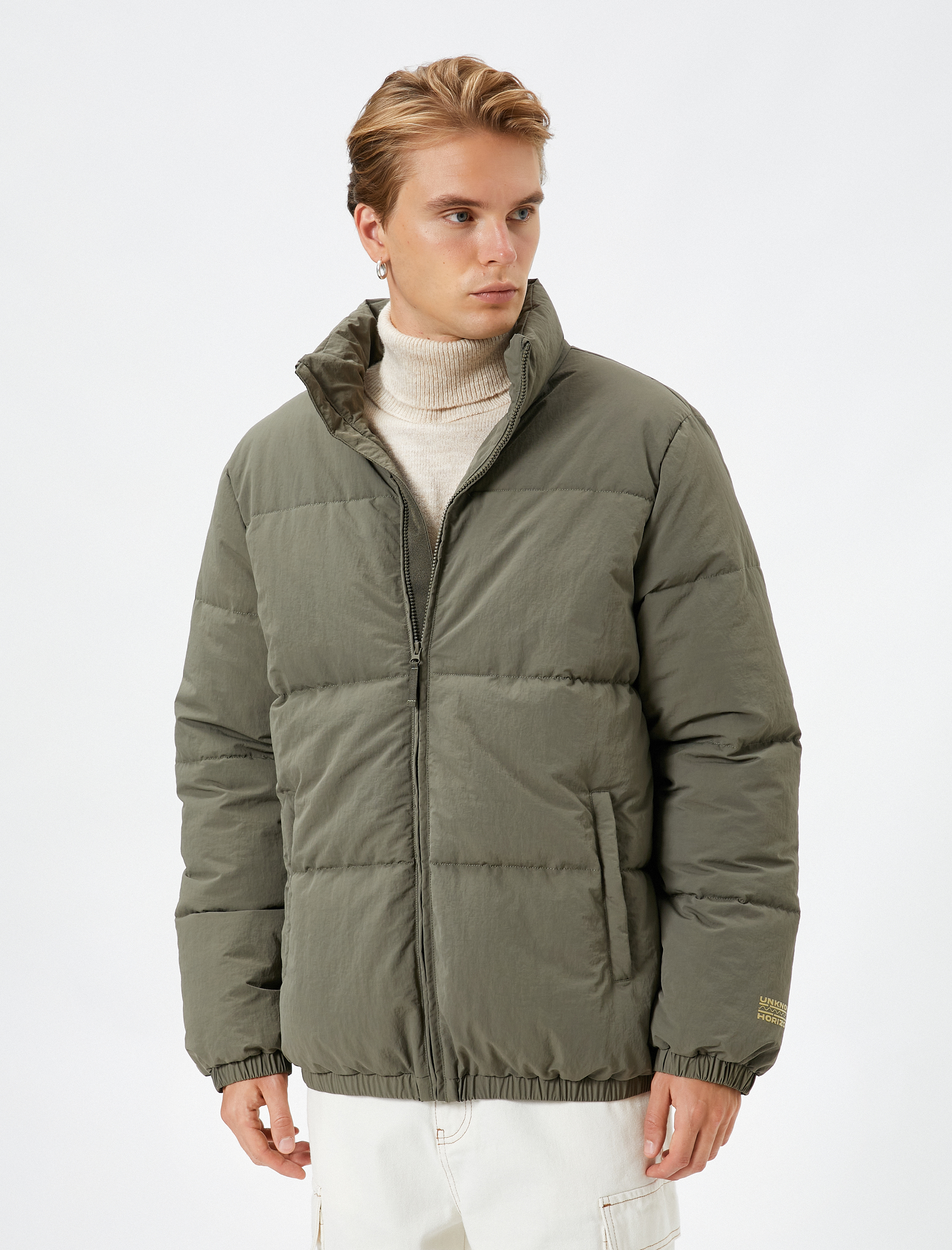   Şişme Mont Dik Yaka Fermuarlı Cep Detaylı Slogan Baskılı