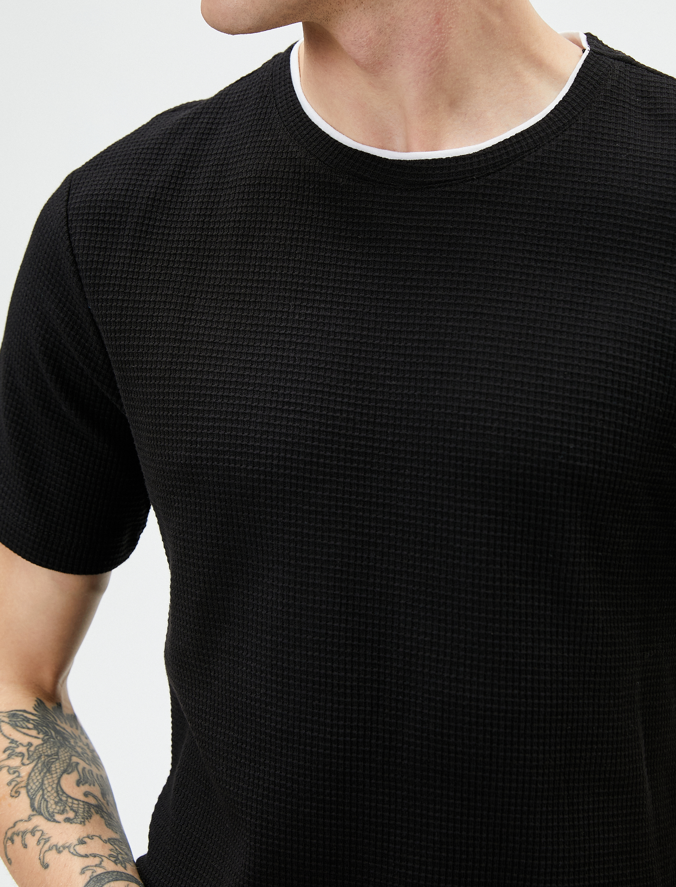   Basic Tişört Kumaş Detaylı Bisiklet Yaka Slim Fit Dokulu