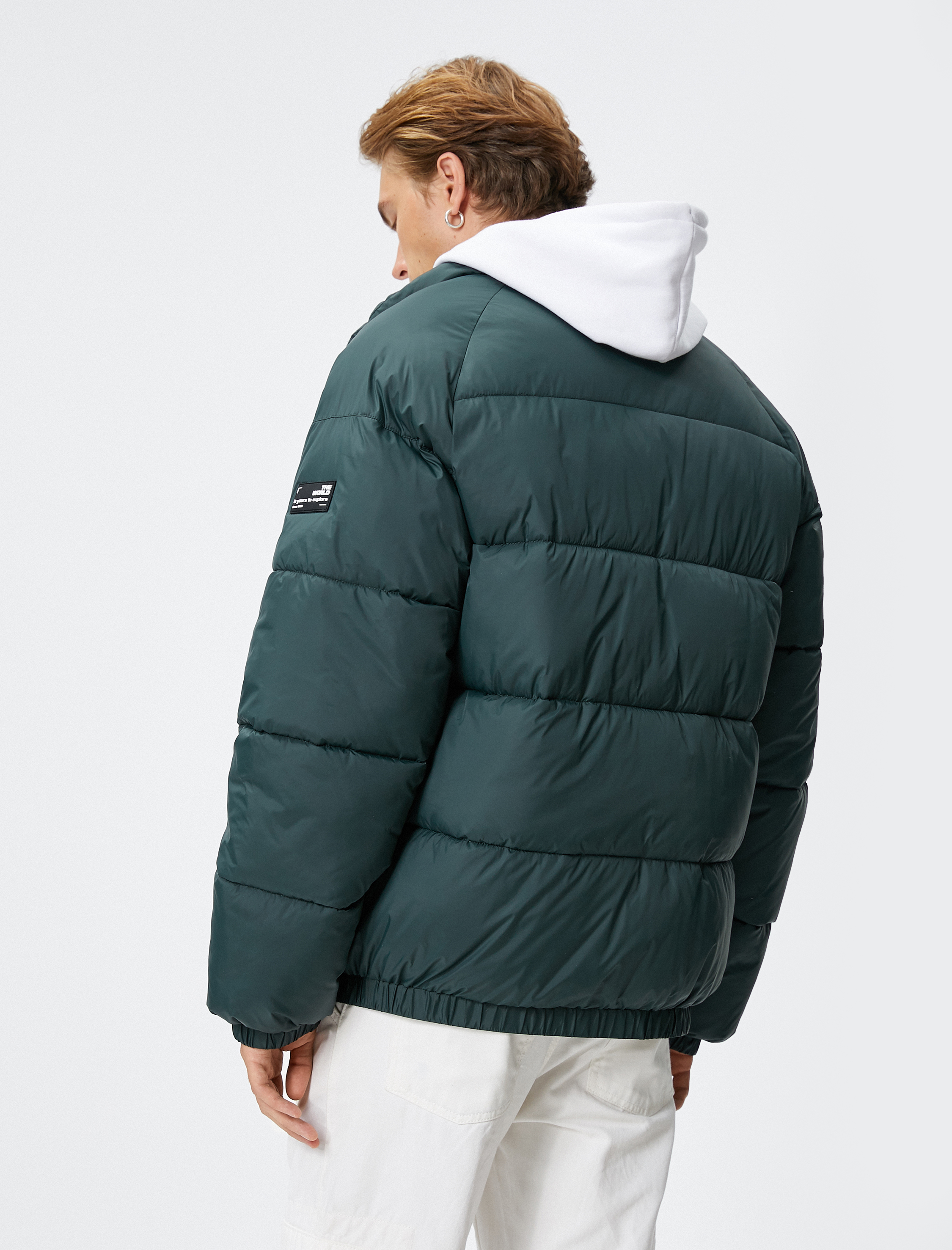   Şişme Mont Dik Yaka Fermuarlı Etiket Baskılı Cep Detaylı