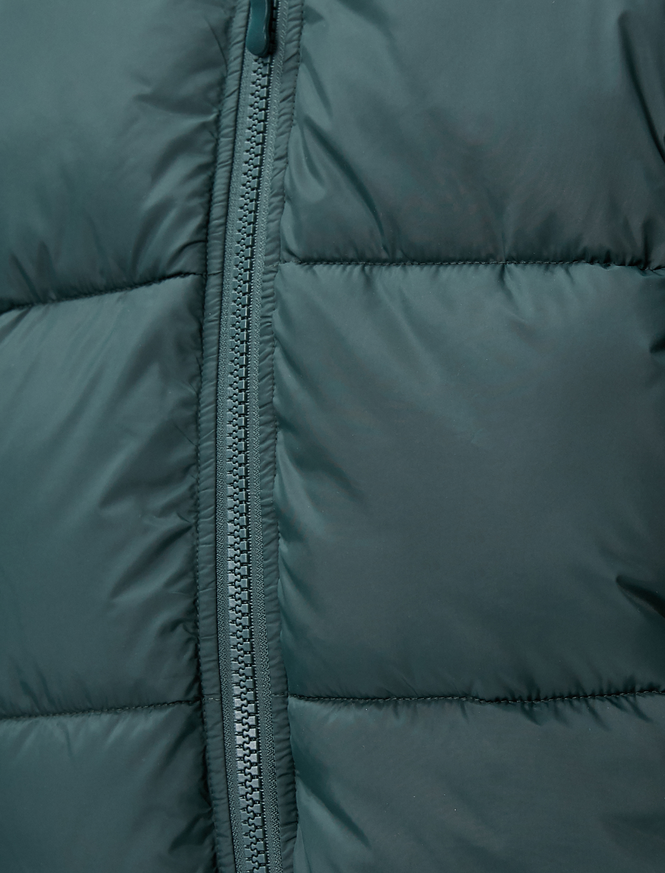   Şişme Mont Dik Yaka Fermuarlı Etiket Baskılı Cep Detaylı