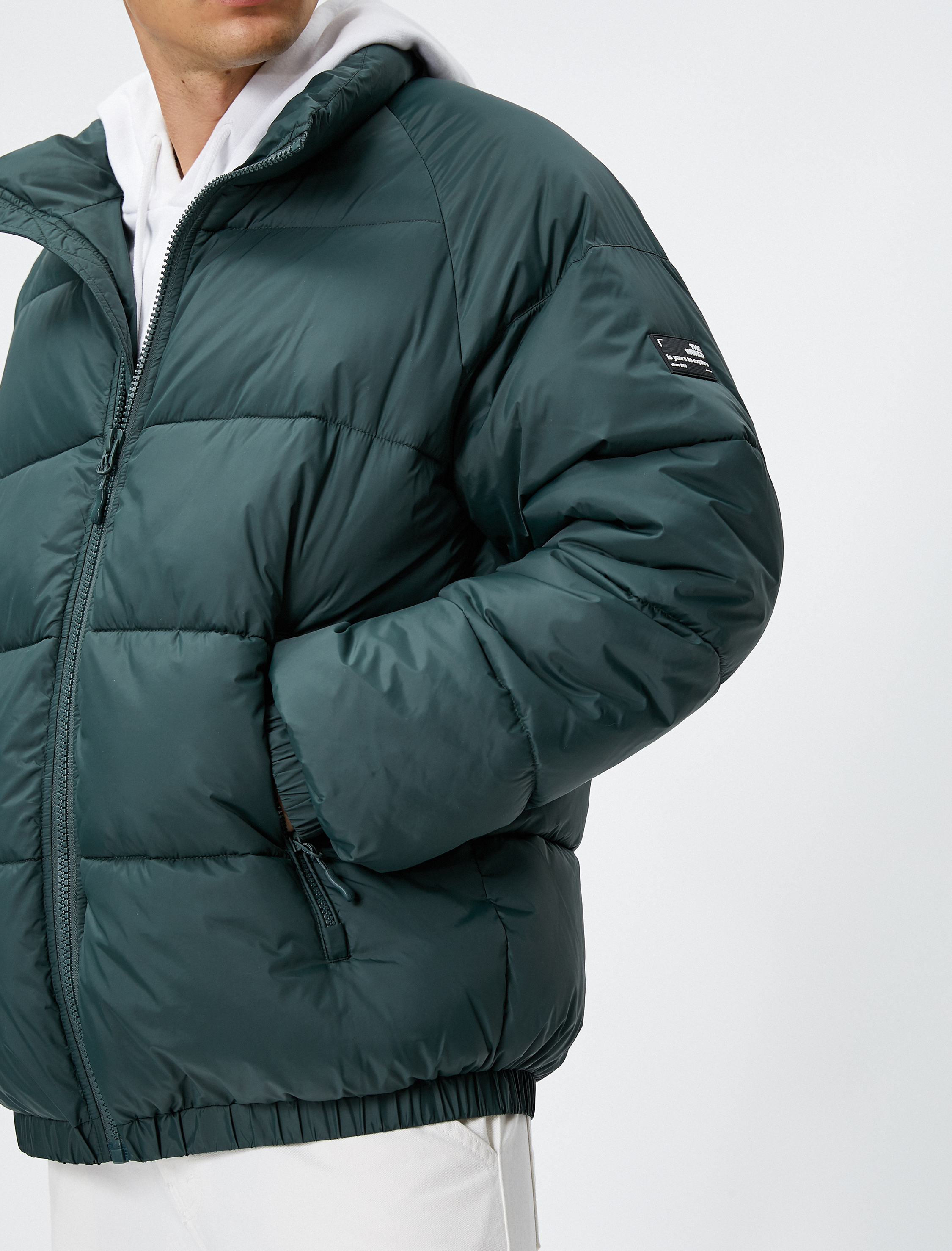   Şişme Mont Dik Yaka Fermuarlı Etiket Baskılı Cep Detaylı