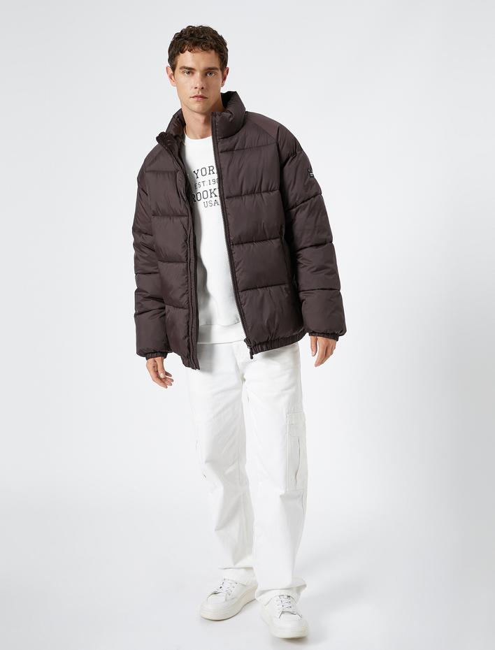  Şişme Mont Dik Yaka Fermuarlı Etiket Baskılı Cep Detaylı