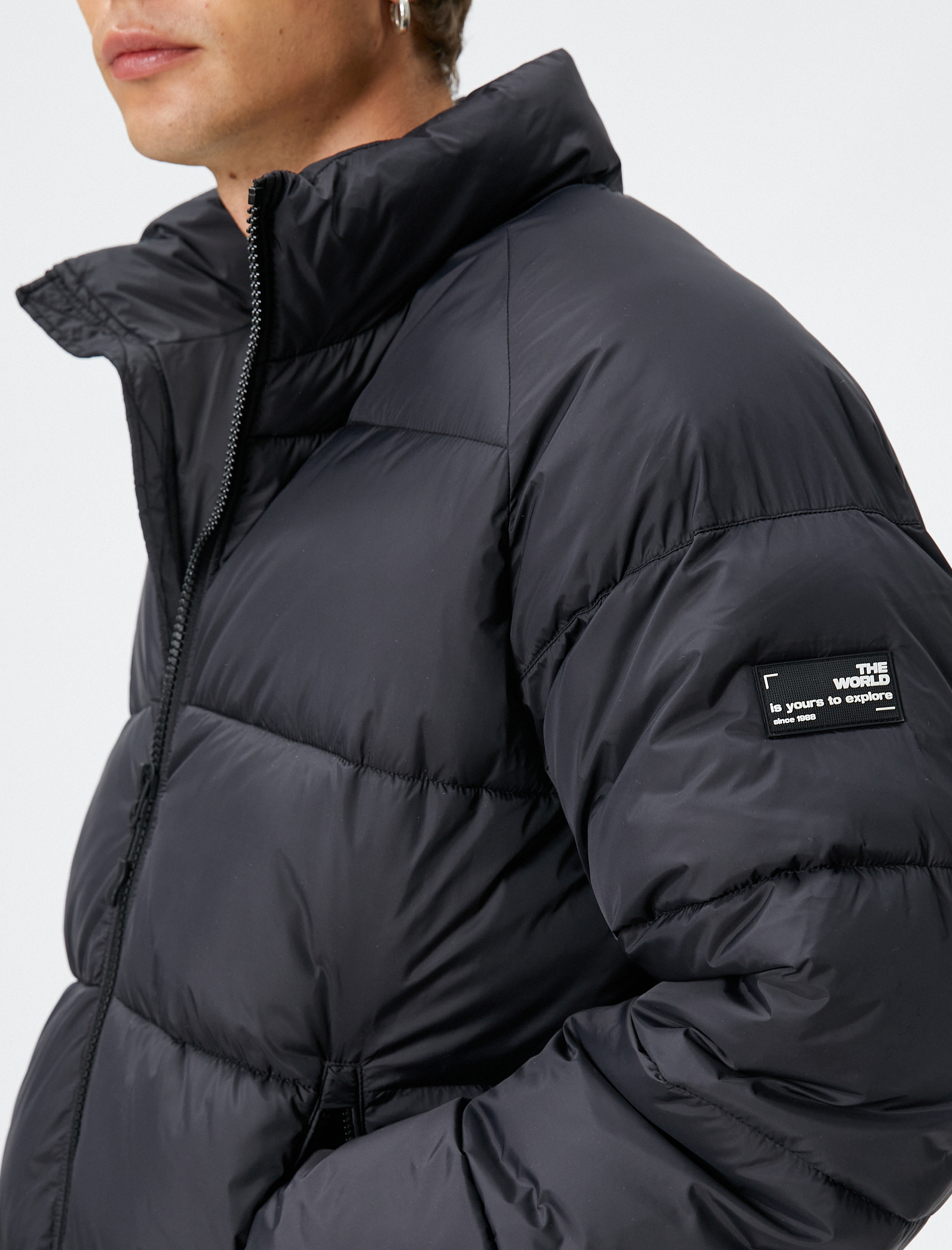   Şişme Mont Dik Yaka Fermuarlı Etiket Baskılı Cep Detaylı