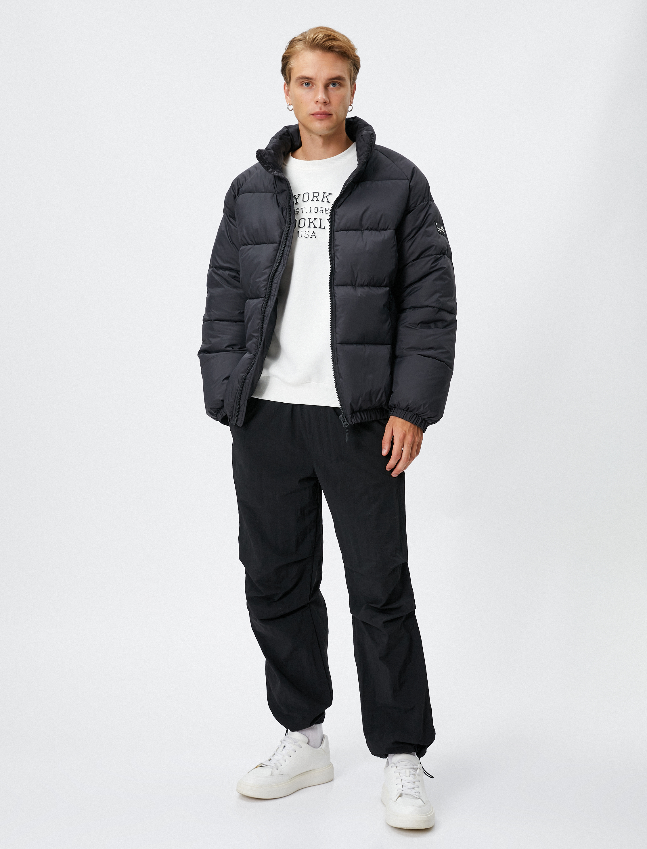   Şişme Mont Dik Yaka Fermuarlı Etiket Baskılı Cep Detaylı