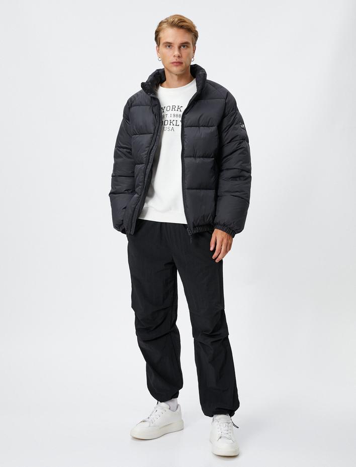  Şişme Mont Dik Yaka Fermuarlı Etiket Baskılı Cep Detaylı