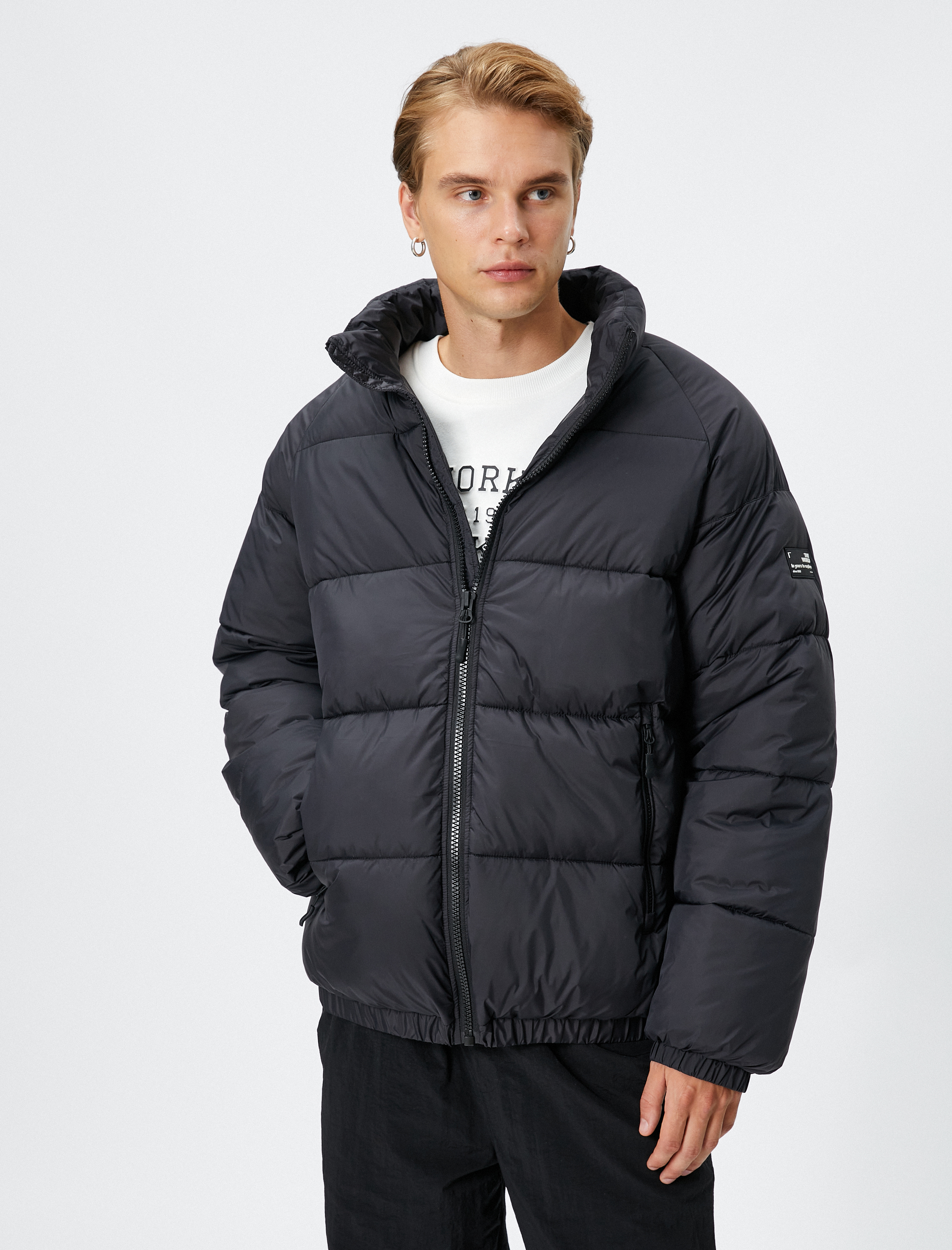   Şişme Mont Dik Yaka Fermuarlı Etiket Baskılı Cep Detaylı