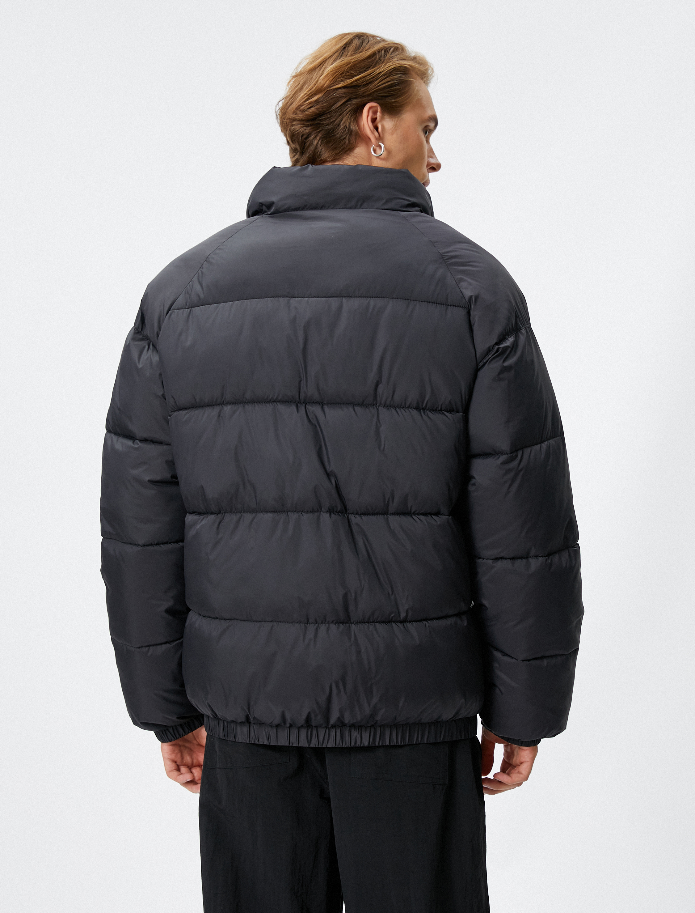   Şişme Mont Dik Yaka Fermuarlı Etiket Baskılı Cep Detaylı