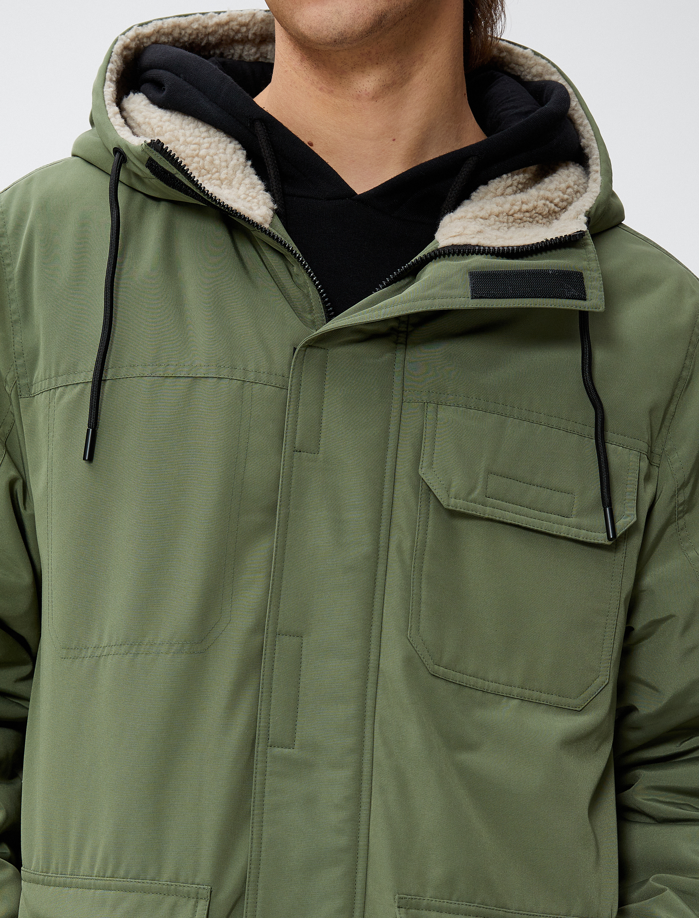 Fermuarlı Kapşonlu Parka Cepli Peluş Detaylı