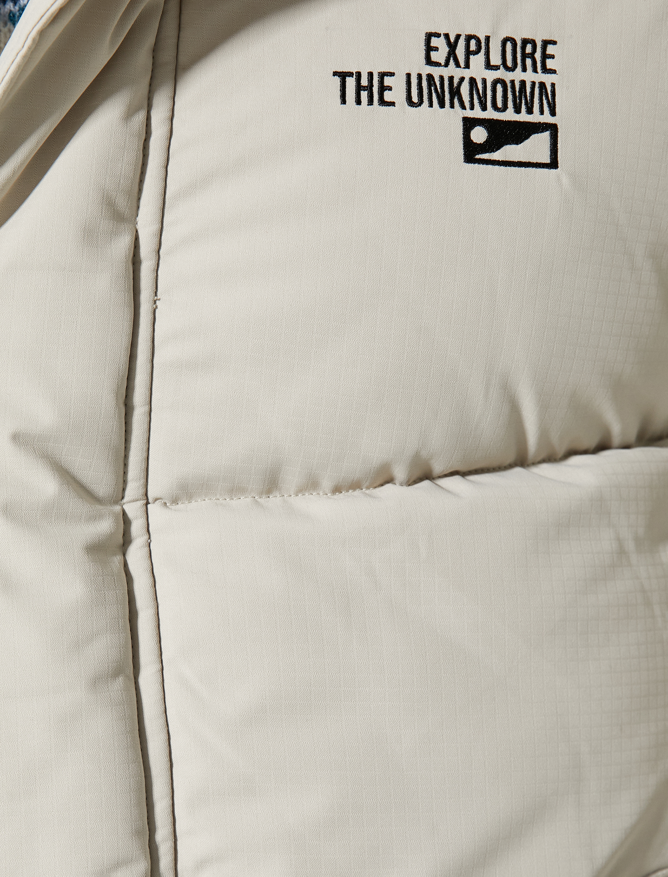   Şişme Mont Kapşonlu Baskılı Cepli Fermuarlı Çıtçıt Düğmeli