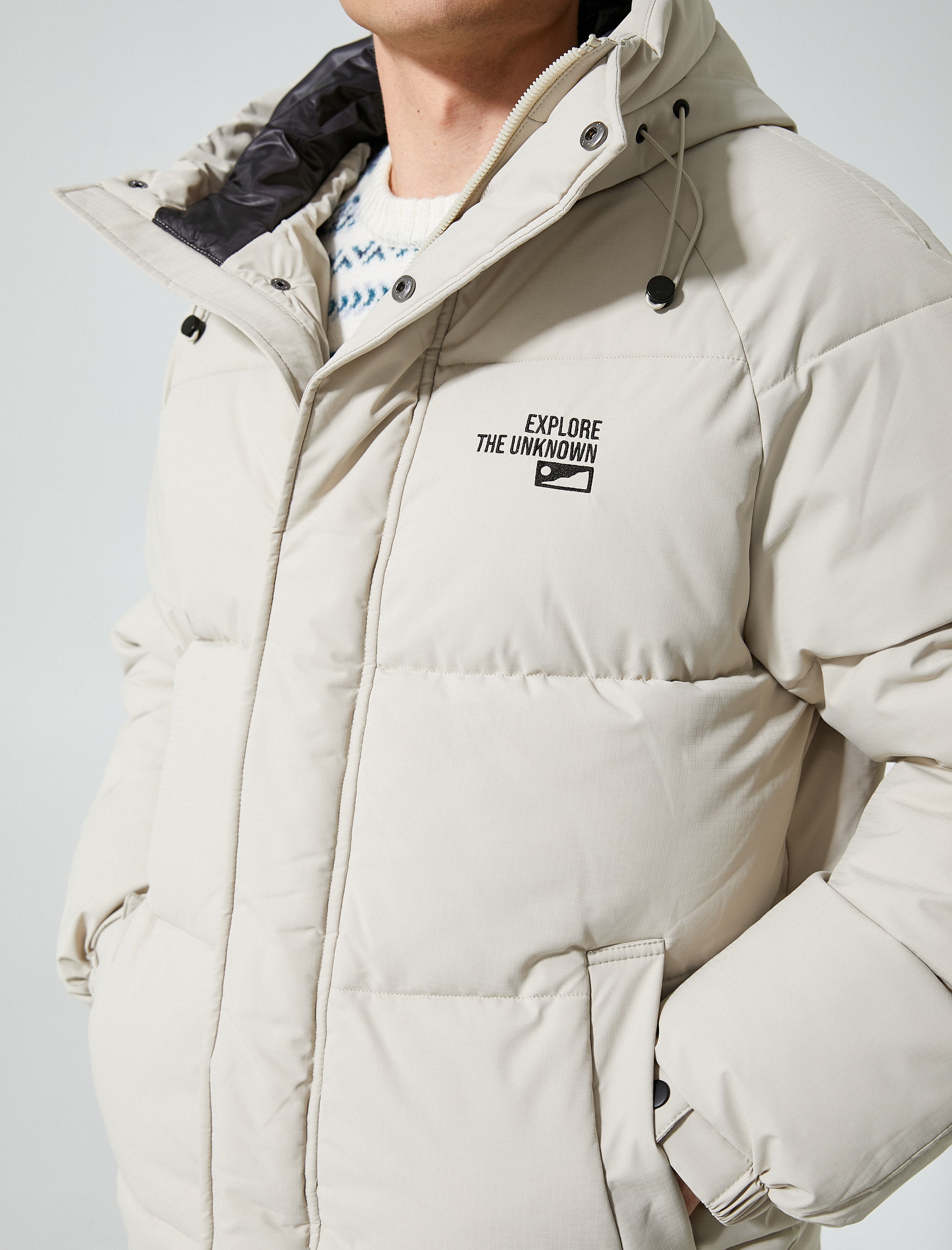   Şişme Mont Kapşonlu Baskılı Cepli Fermuarlı Çıtçıt Düğmeli