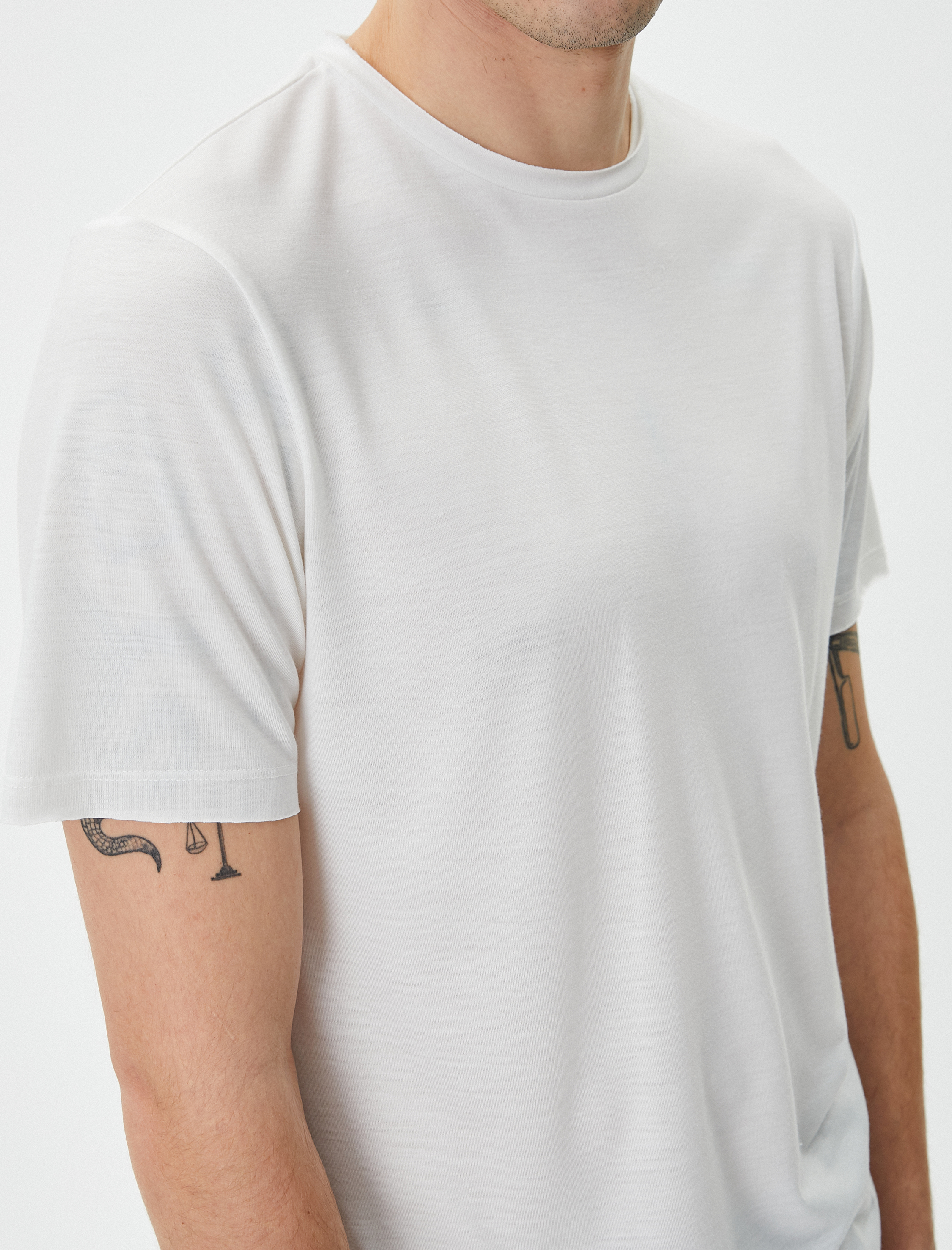   Basic Tişört Bisiklet Yaka Kısa Kollu Viskon Karışımlı