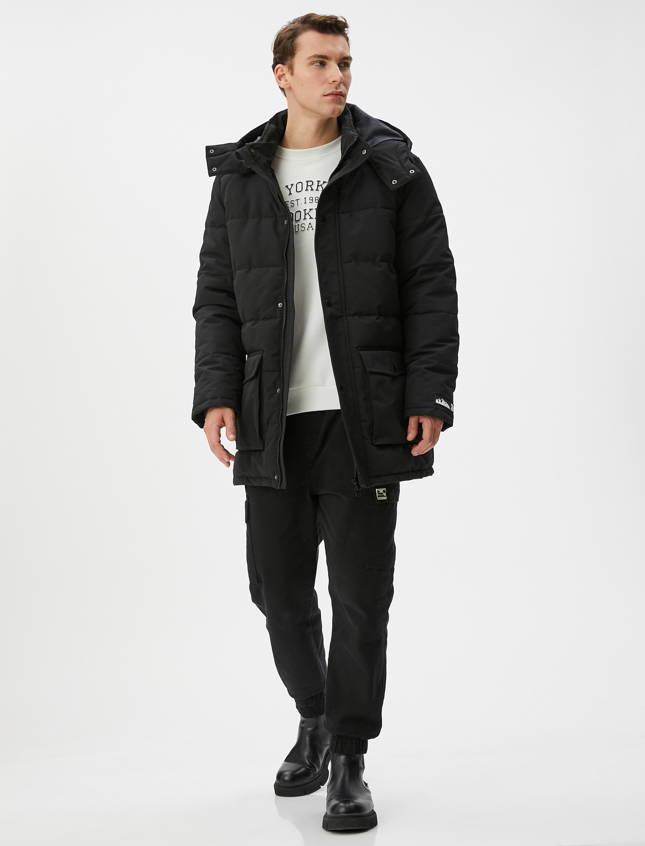   Şişme Mont Kapşonlu Etiket Baskılı Cep Detaylı Fermuarlı Çıtçıt Düğmeli