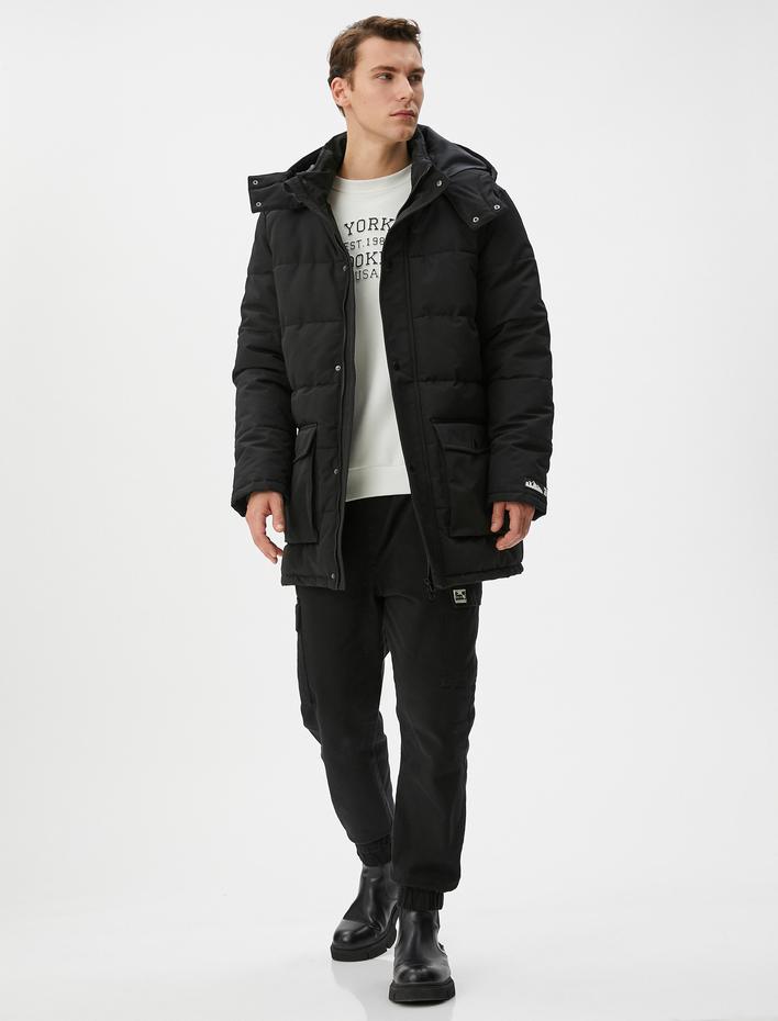  Şişme Mont Kapşonlu Etiket Baskılı Cep Detaylı Fermuarlı Çıtçıt Düğmeli