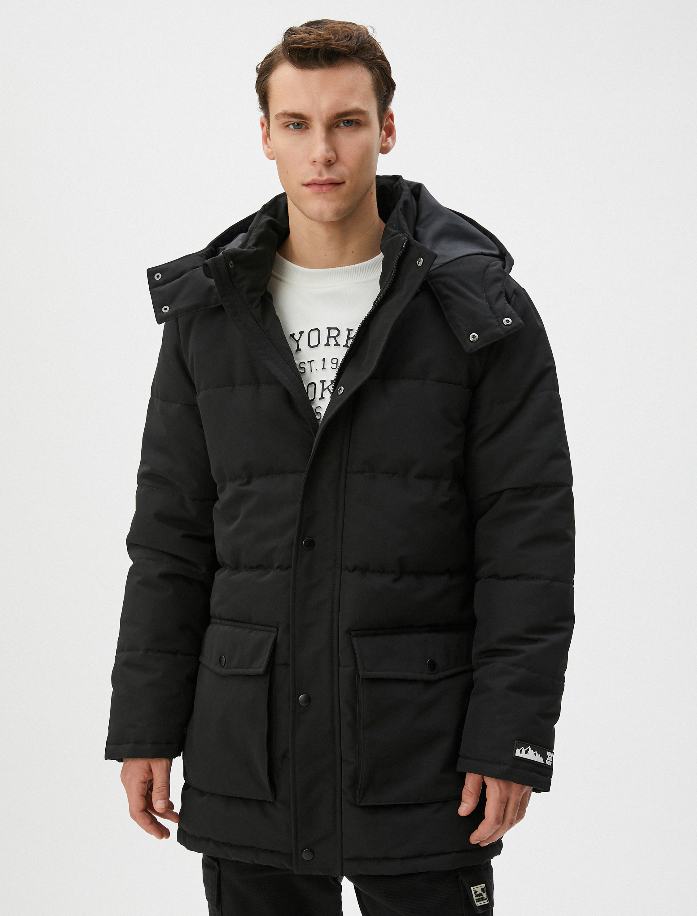   Şişme Mont Kapşonlu Etiket Baskılı Cep Detaylı Fermuarlı Çıtçıt Düğmeli