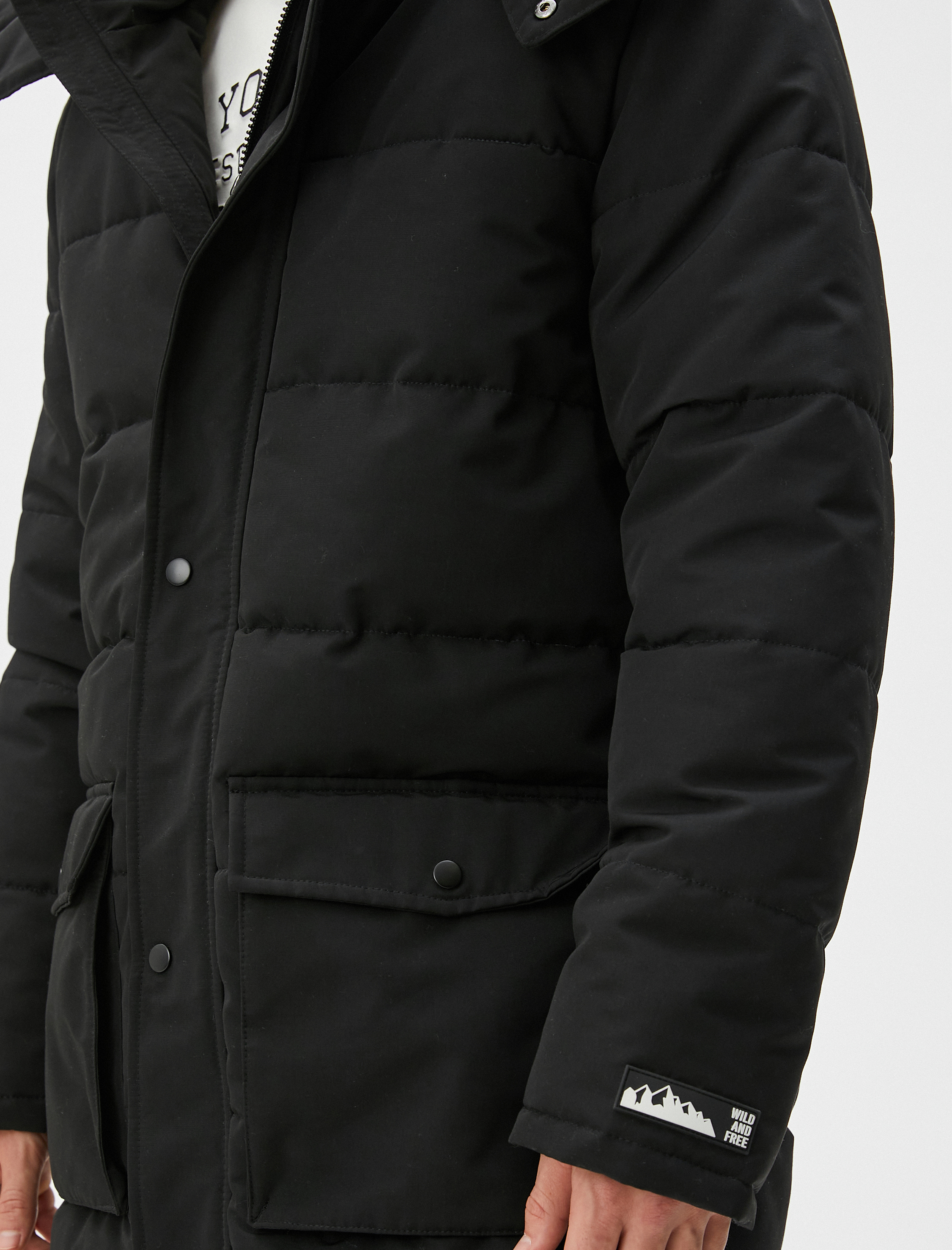   Şişme Mont Kapşonlu Etiket Baskılı Cep Detaylı Fermuarlı Çıtçıt Düğmeli