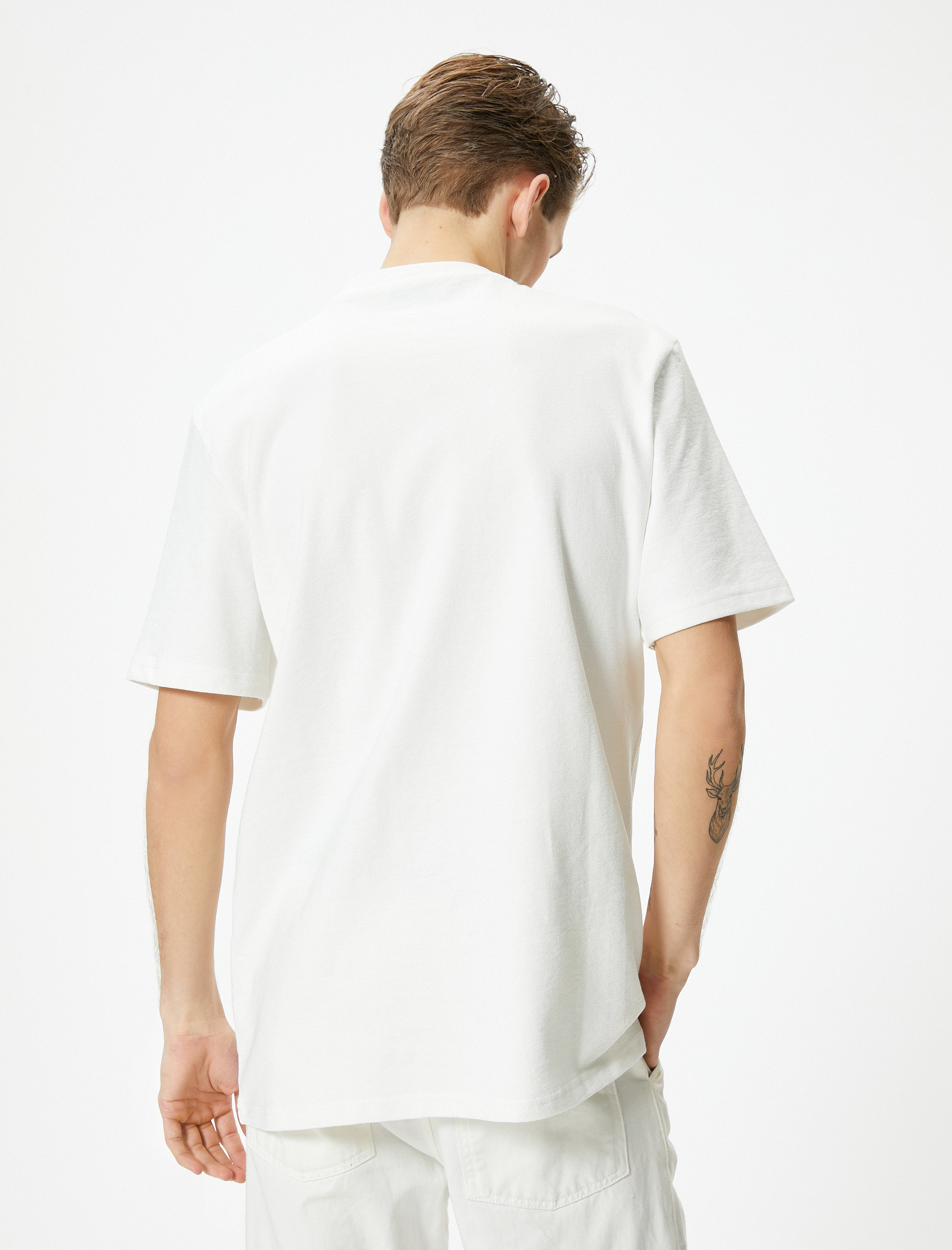   Bisiklet Yaka Dokulu Kumaş Tişört Nakışlı Kısa Kollu