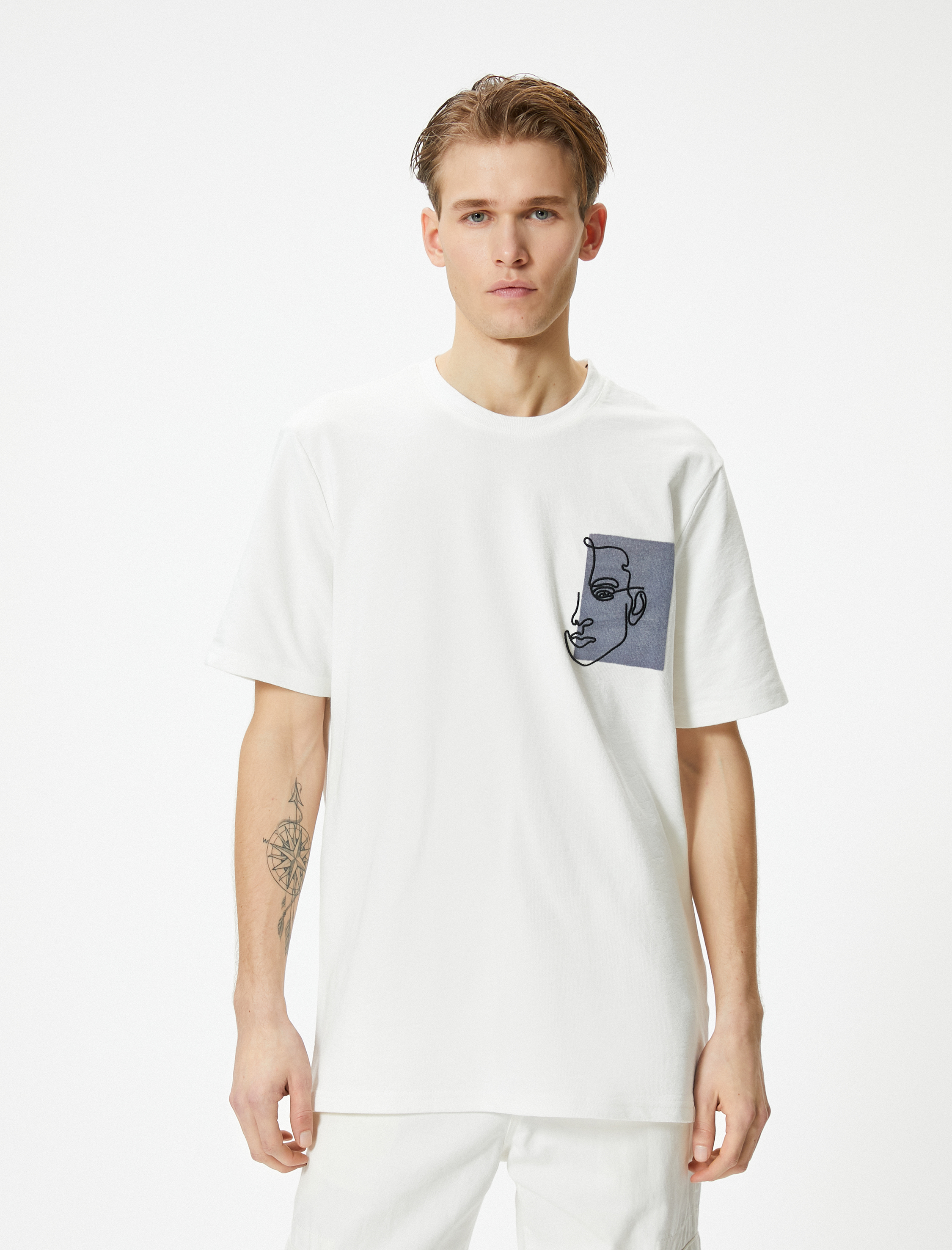   Bisiklet Yaka Dokulu Kumaş Tişört Nakışlı Kısa Kollu