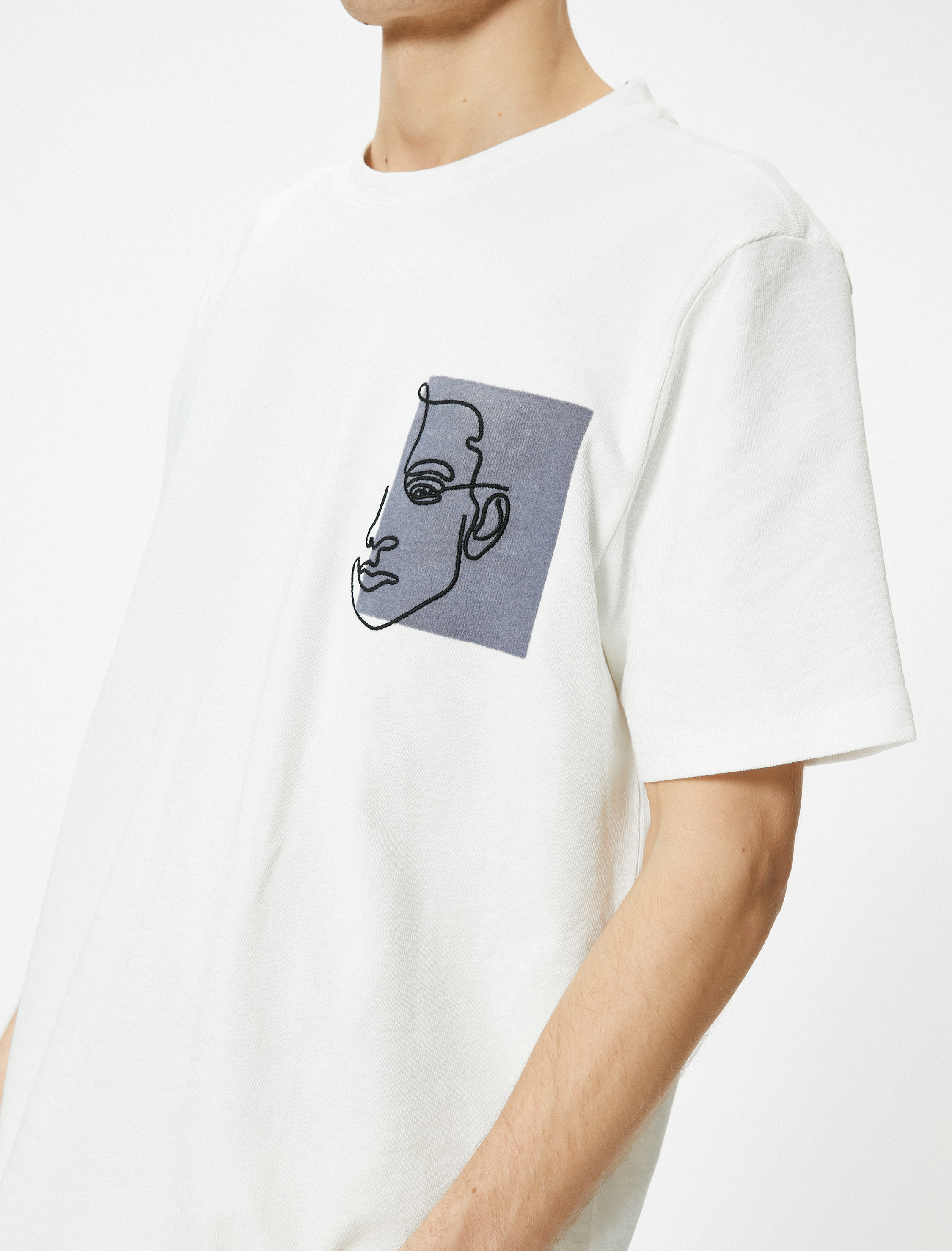   Bisiklet Yaka Dokulu Kumaş Tişört Nakışlı Kısa Kollu