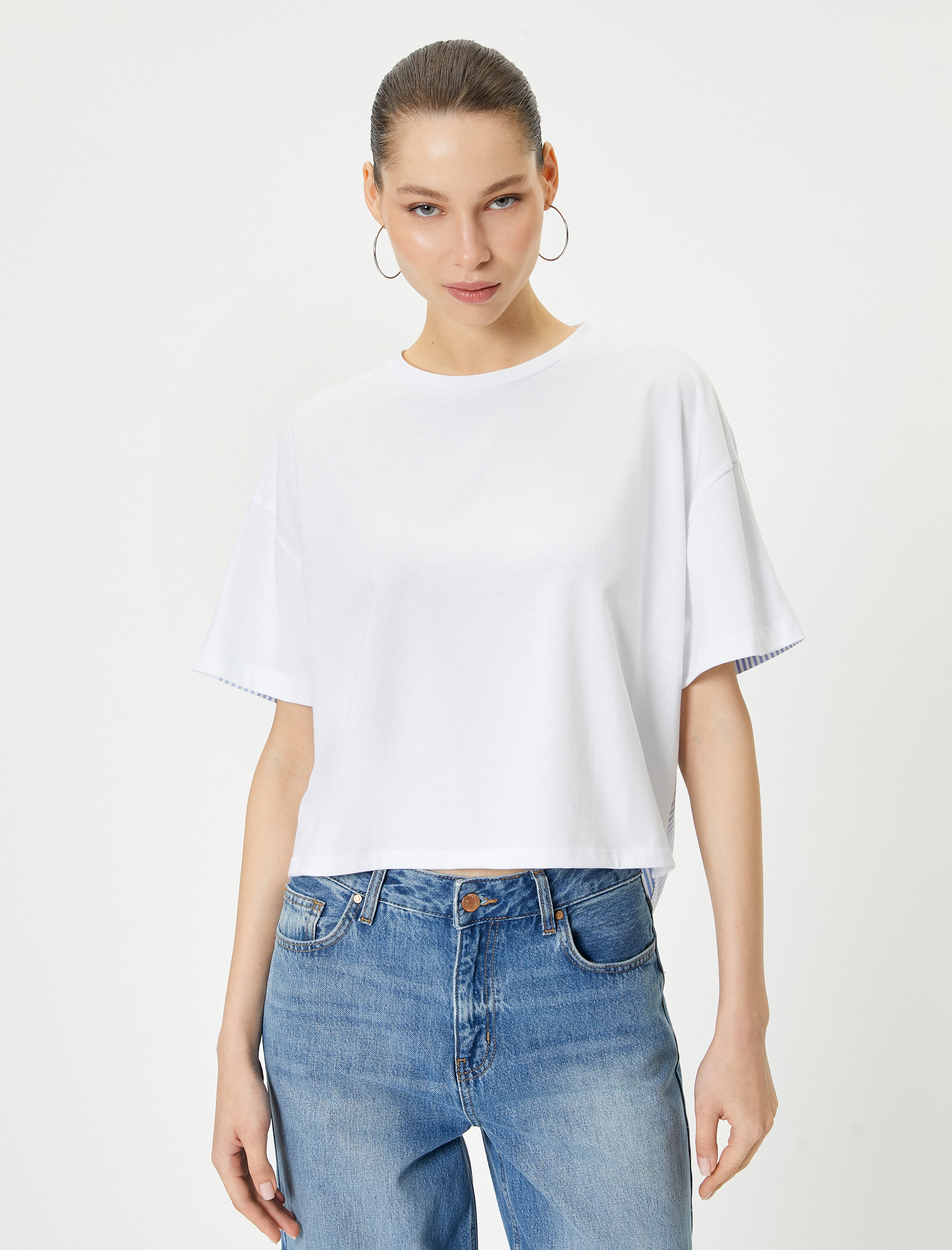   Arkası Pencere Detaylı Çizgili Kısa Kollu Tişört İki Farklı Kumaş Kullanımlı Bisiklet Yaka