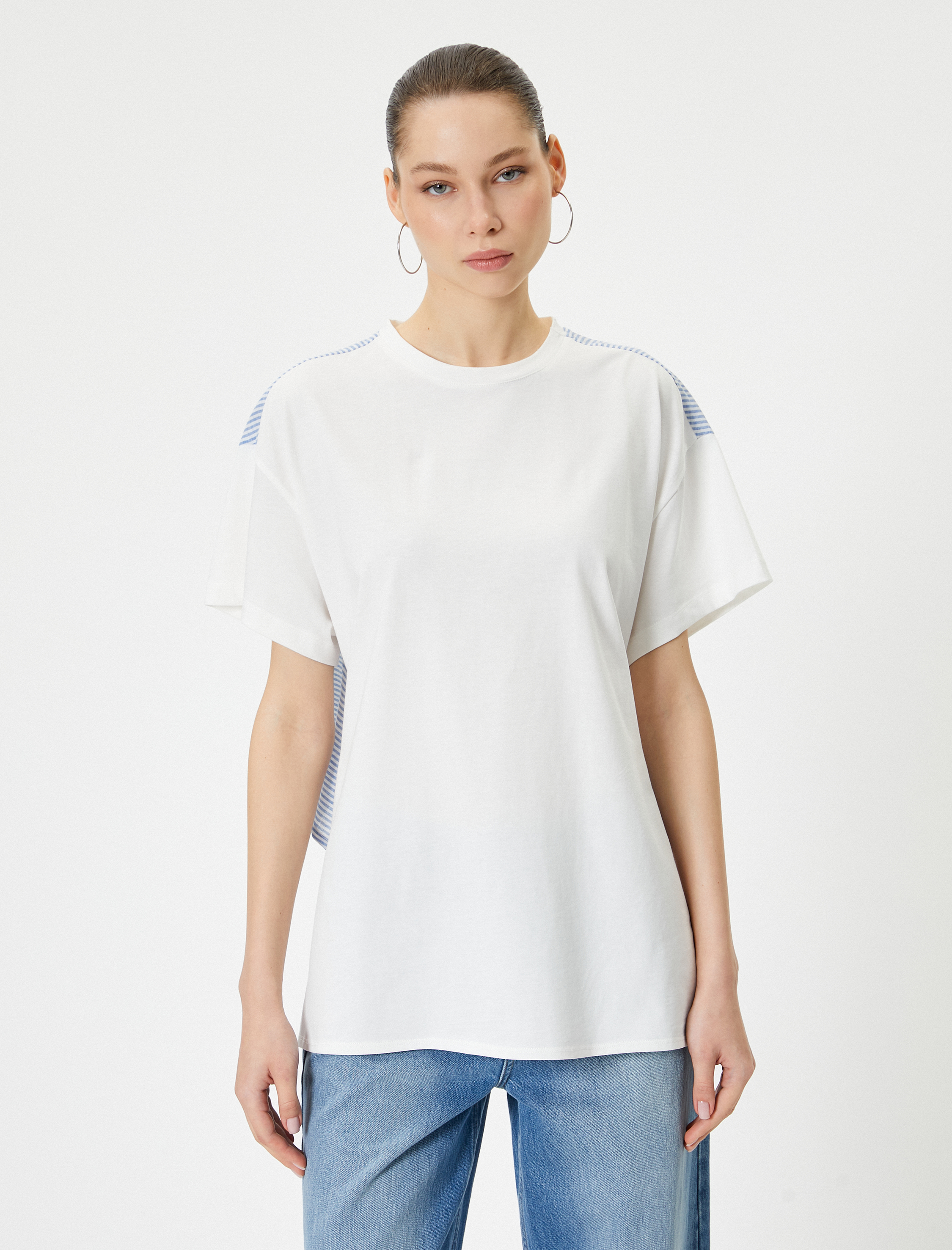   Arkası Asimetrik Kesim Çizgili Kısa Kollu Tişört İki Farklı Kumaş Kullanımlı Bisiklet Yaka