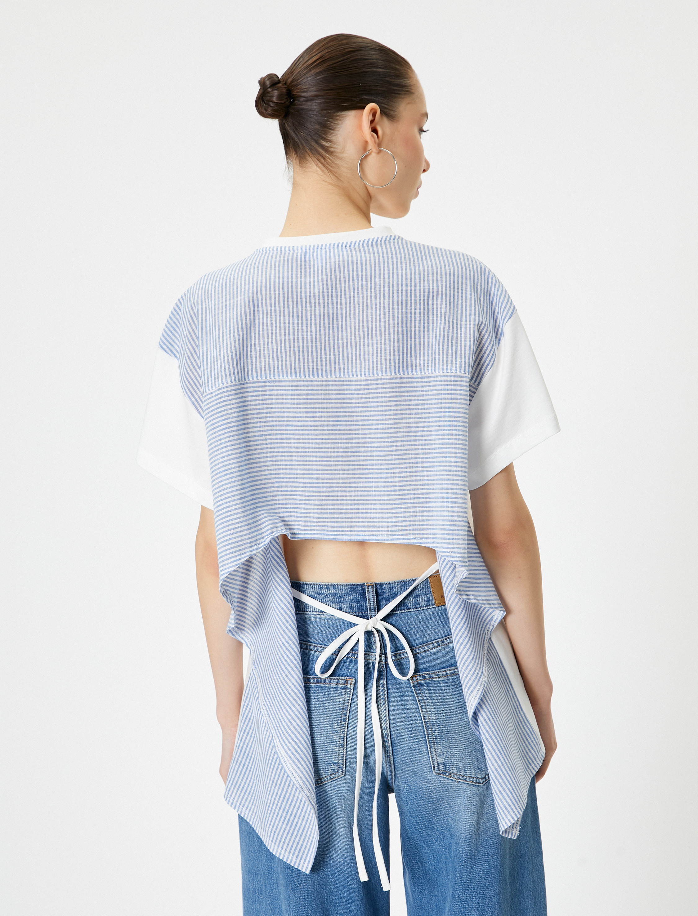   Arkası Asimetrik Kesim Çizgili Kısa Kollu Tişört İki Farklı Kumaş Kullanımlı Bisiklet Yaka