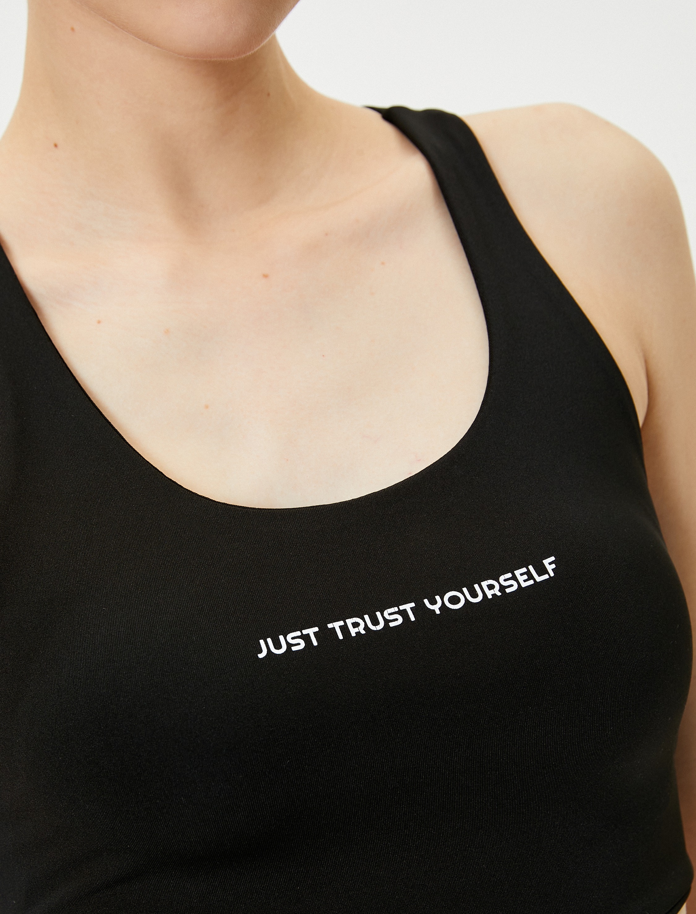   Arkası Pencere Detaylı Sporcu Sütyeni Kaplı Slim Fit U Yaka Baskılı