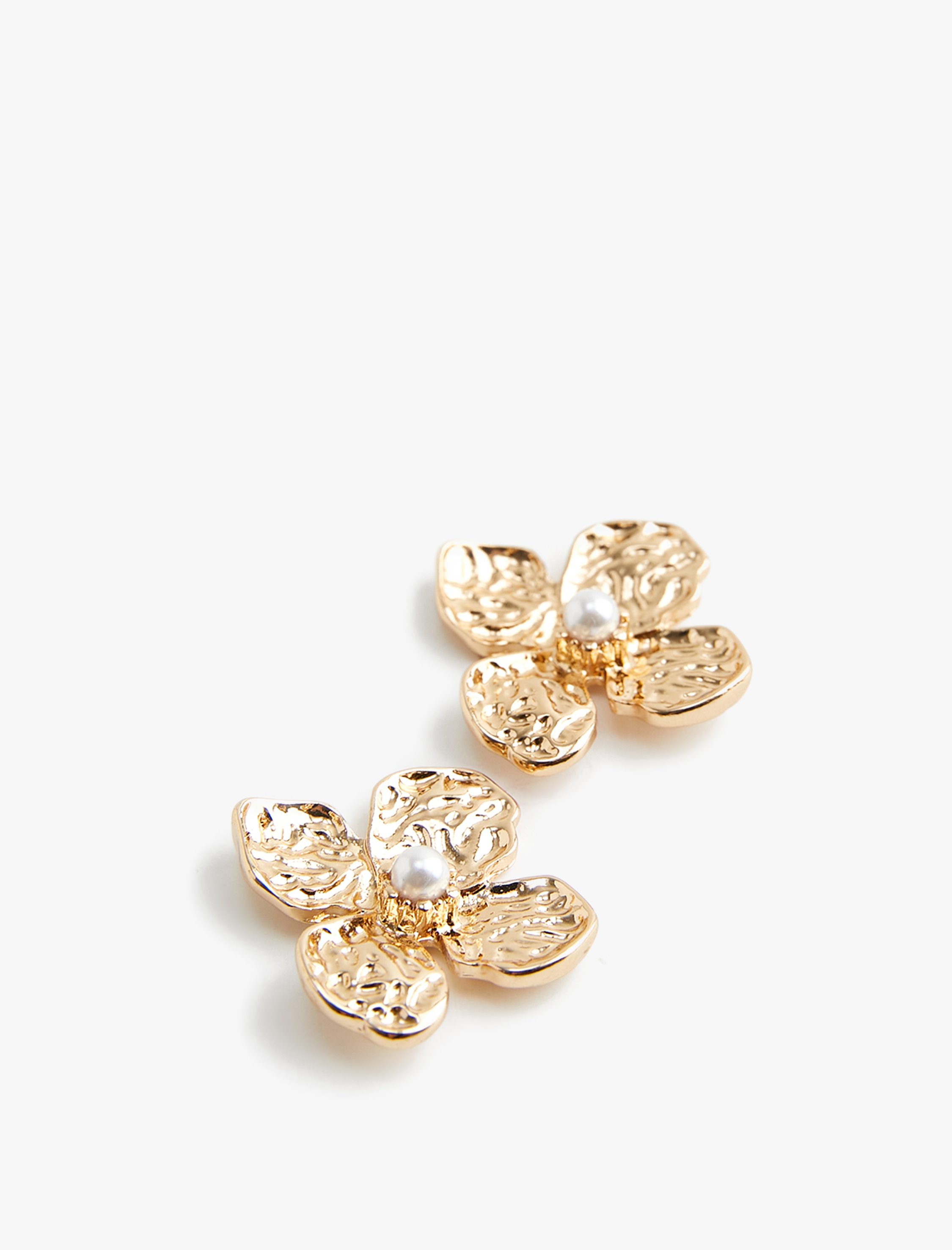  Kadın Çiçekli Küpe Dokulu İnci Detaylı