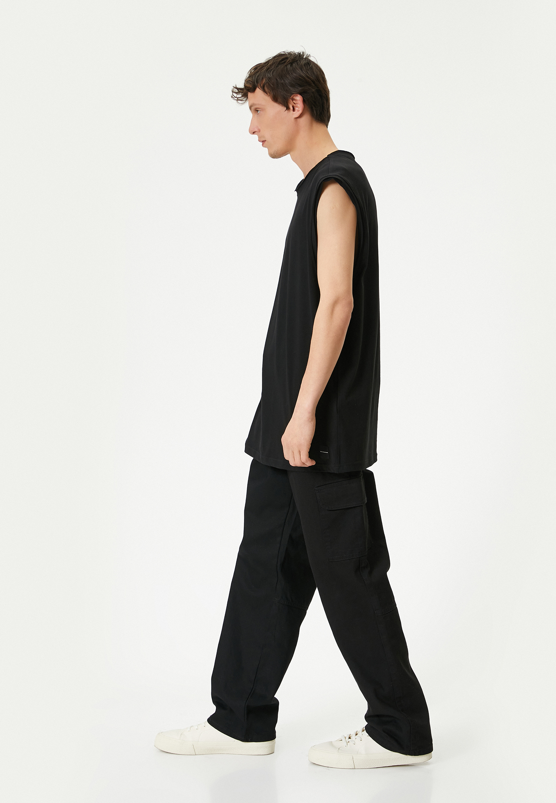   Basic Kolsuz Tişört Oyuk Kol Etiket Detaylı Bisiklet Yaka