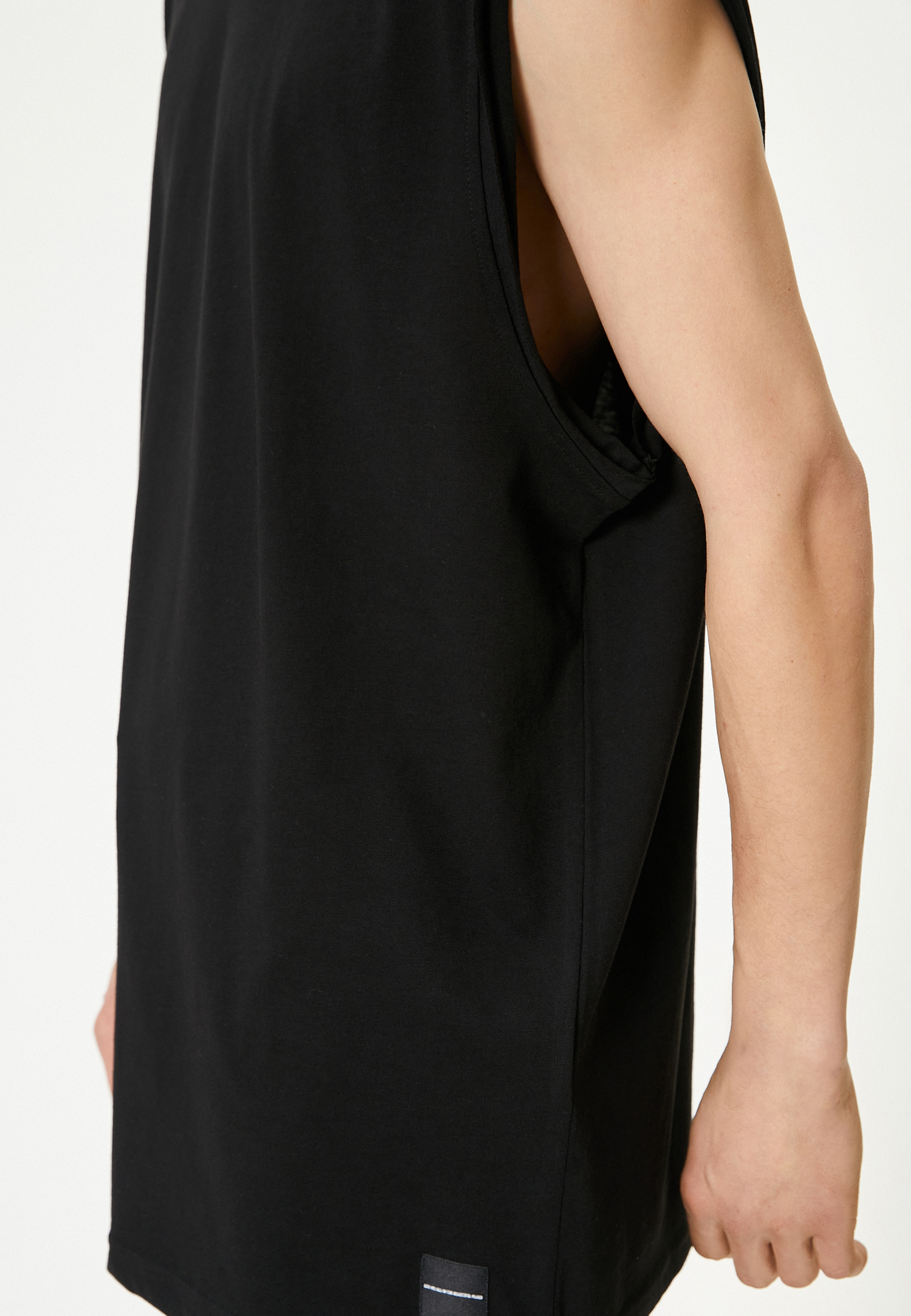   Basic Kolsuz Tişört Oyuk Kol Etiket Detaylı Bisiklet Yaka