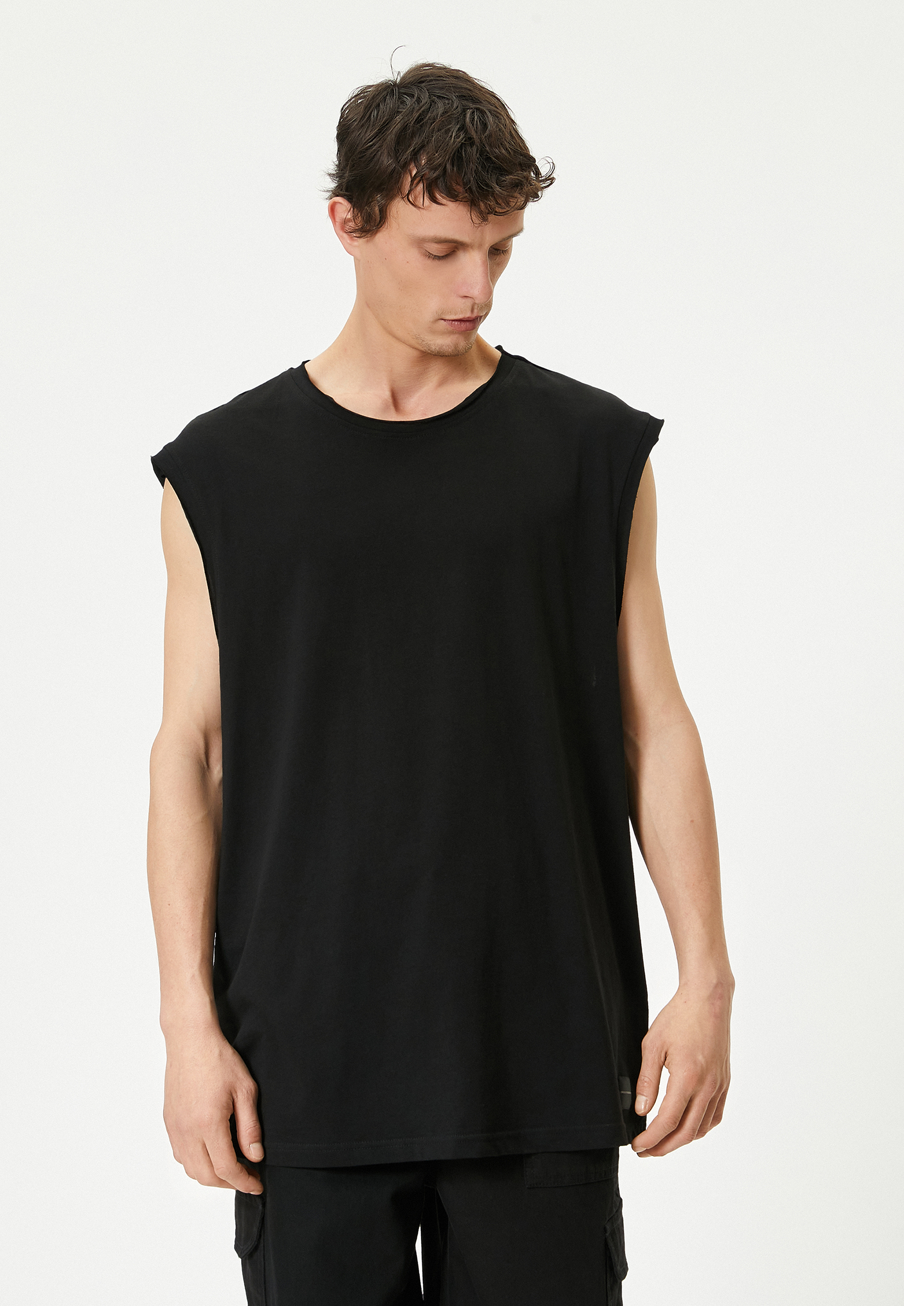   Basic Kolsuz Tişört Oyuk Kol Etiket Detaylı Bisiklet Yaka