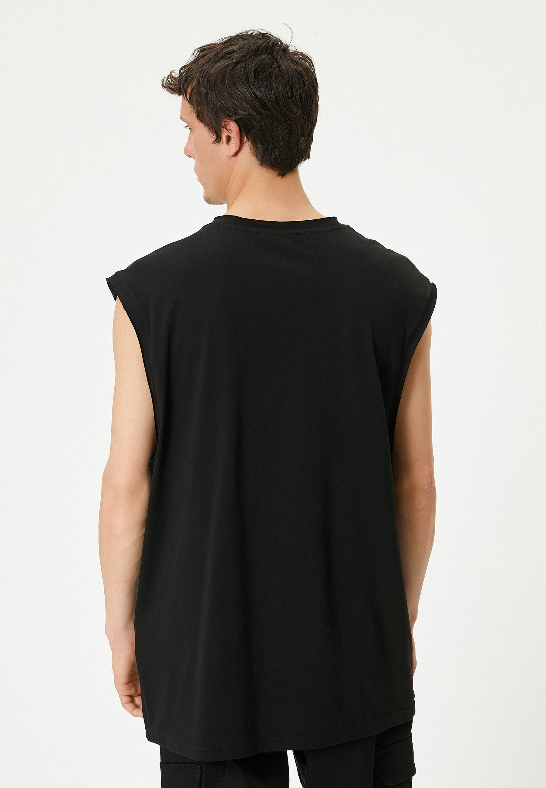   Basic Kolsuz Tişört Oyuk Kol Etiket Detaylı Bisiklet Yaka