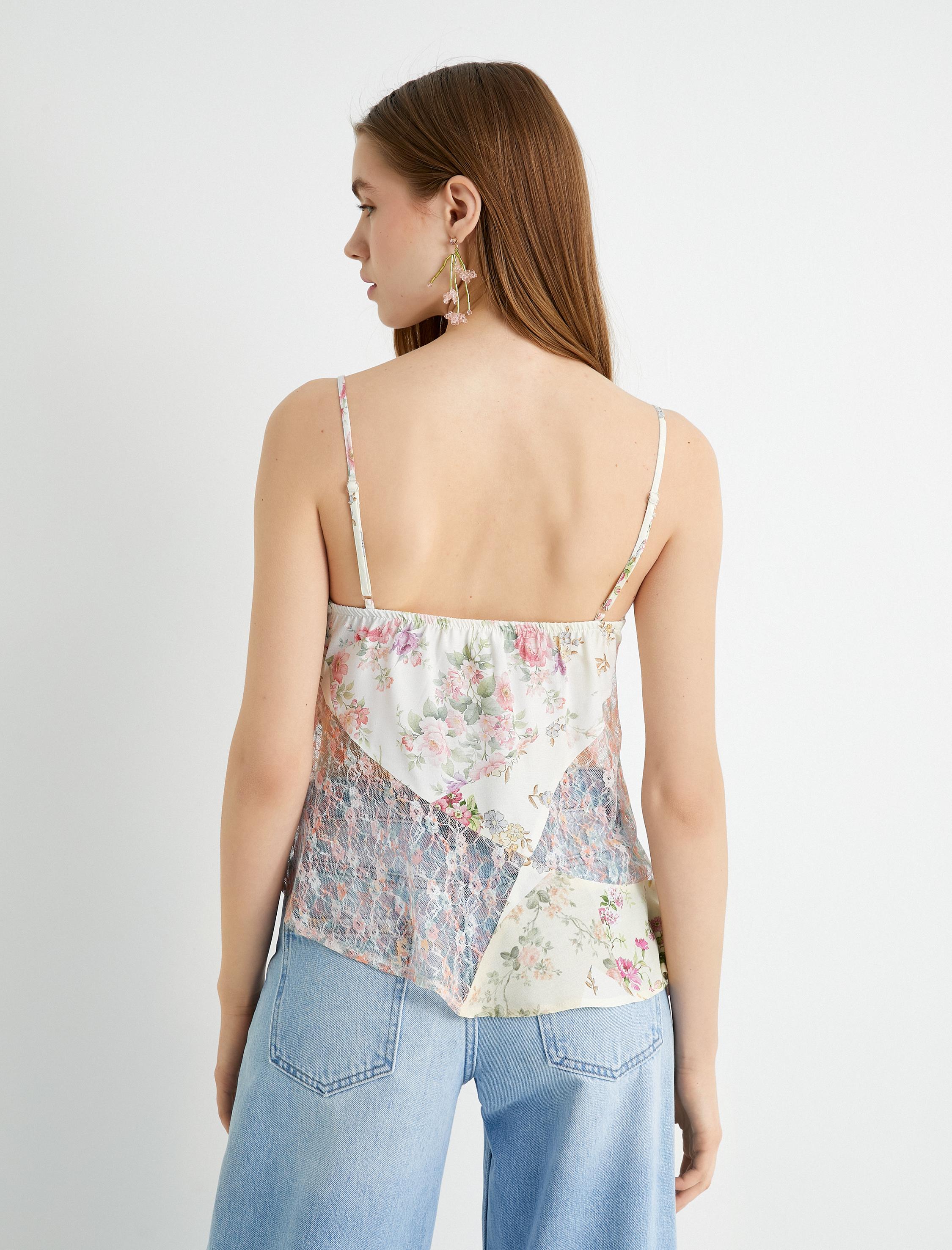   Askılı Çiçekli Bluz Dantel Detaylı V Yaka Slim Fit