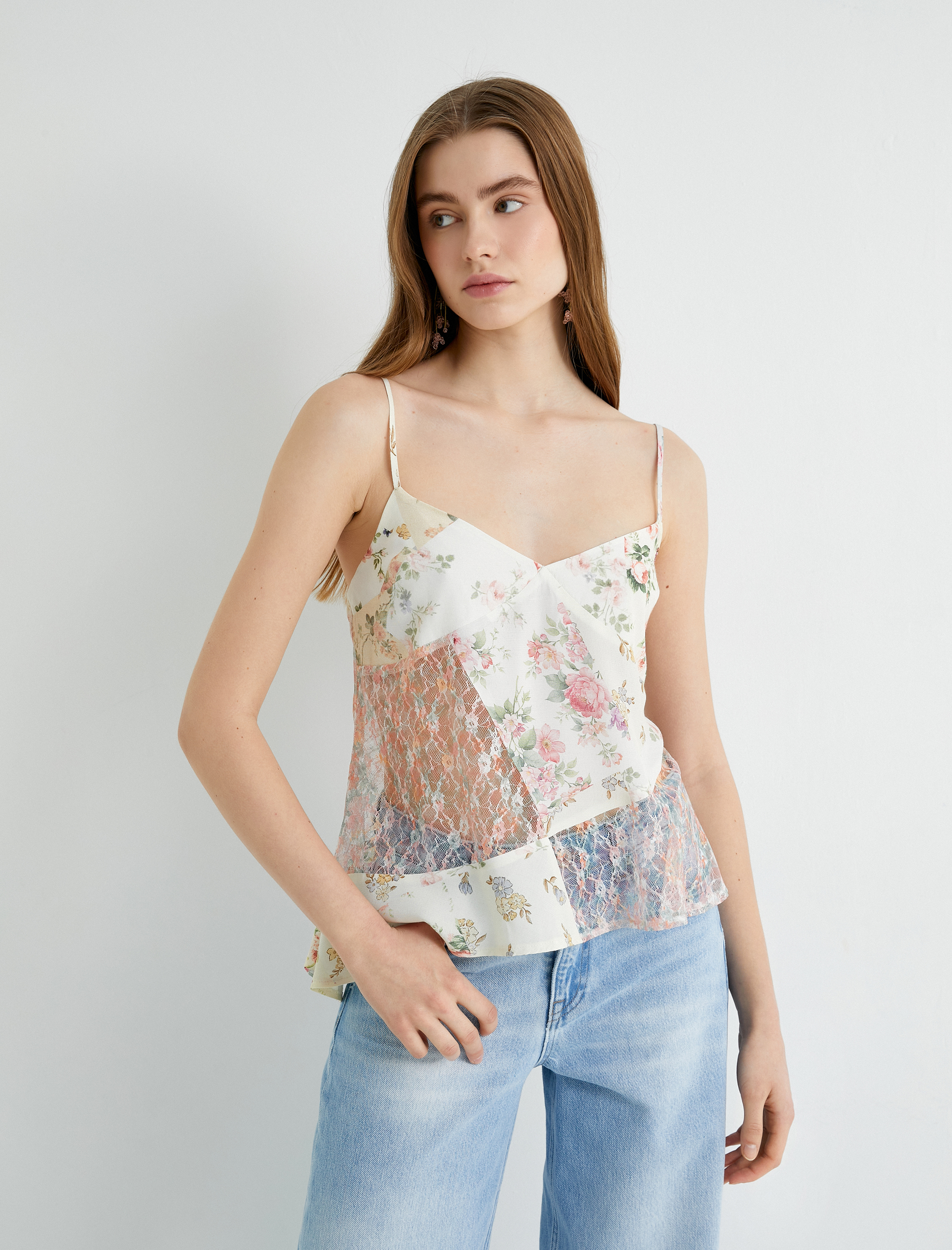   Askılı Çiçekli Bluz Dantel Detaylı V Yaka Slim Fit