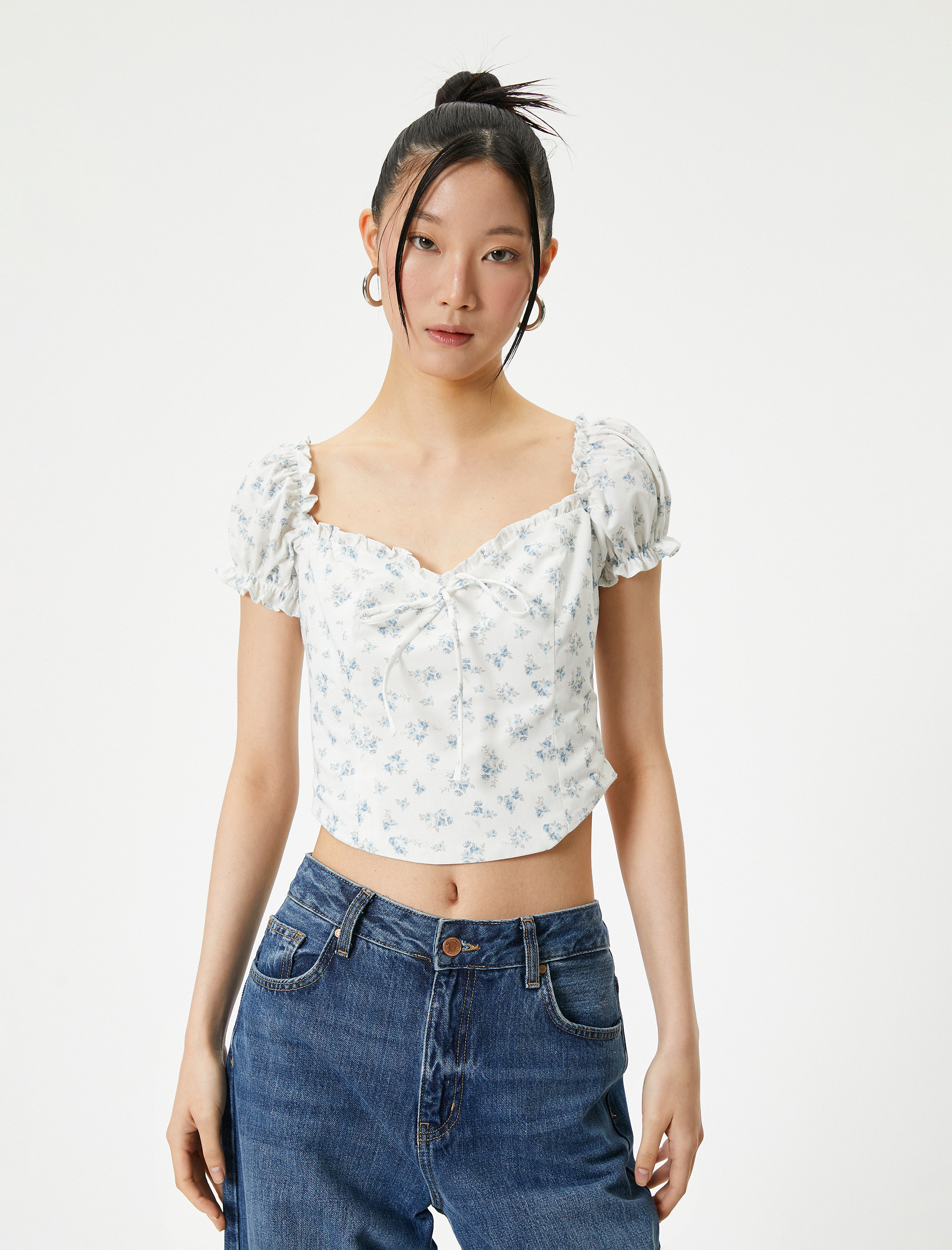   Çiçekli Balon Kol Bluz Crop Fiyonklu Fırfır Detaylı