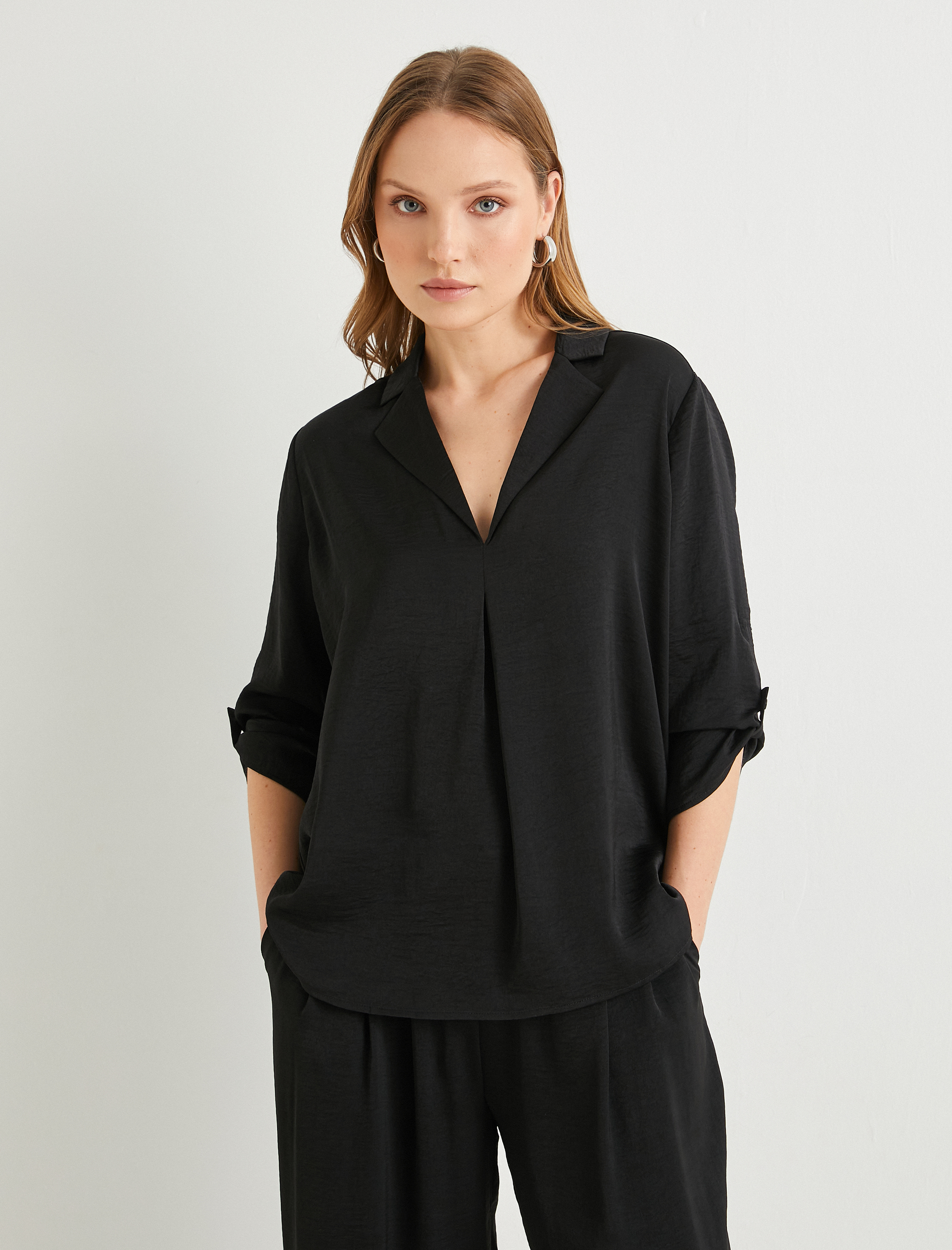 V Yaka Bluz Katlamalı Kollu Regular Fit