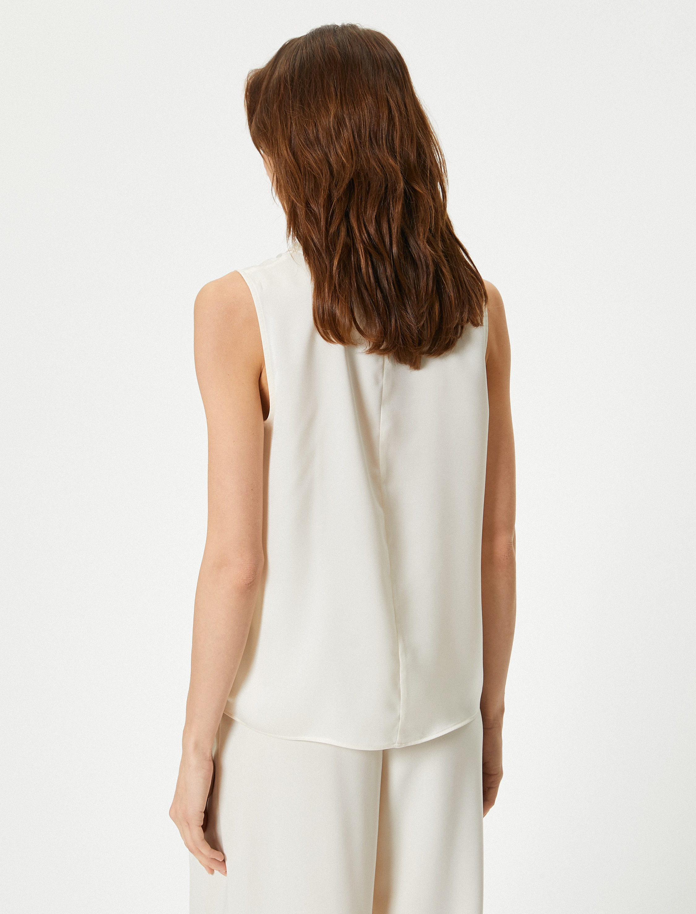   İnci Düğmeli Bluz Asimetrik Yaka Kolsuz