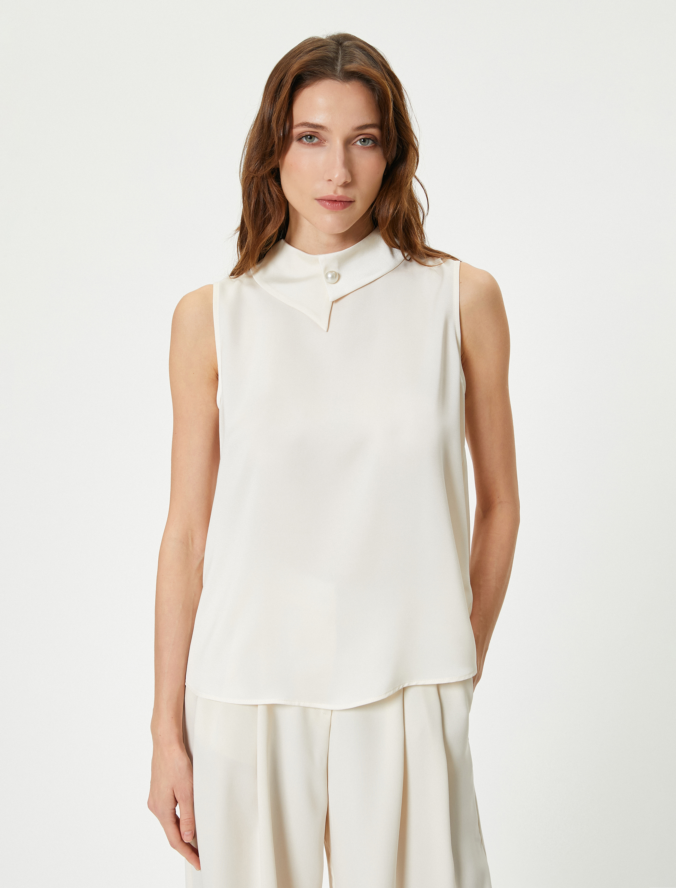   İnci Düğmeli Bluz Asimetrik Yaka Kolsuz