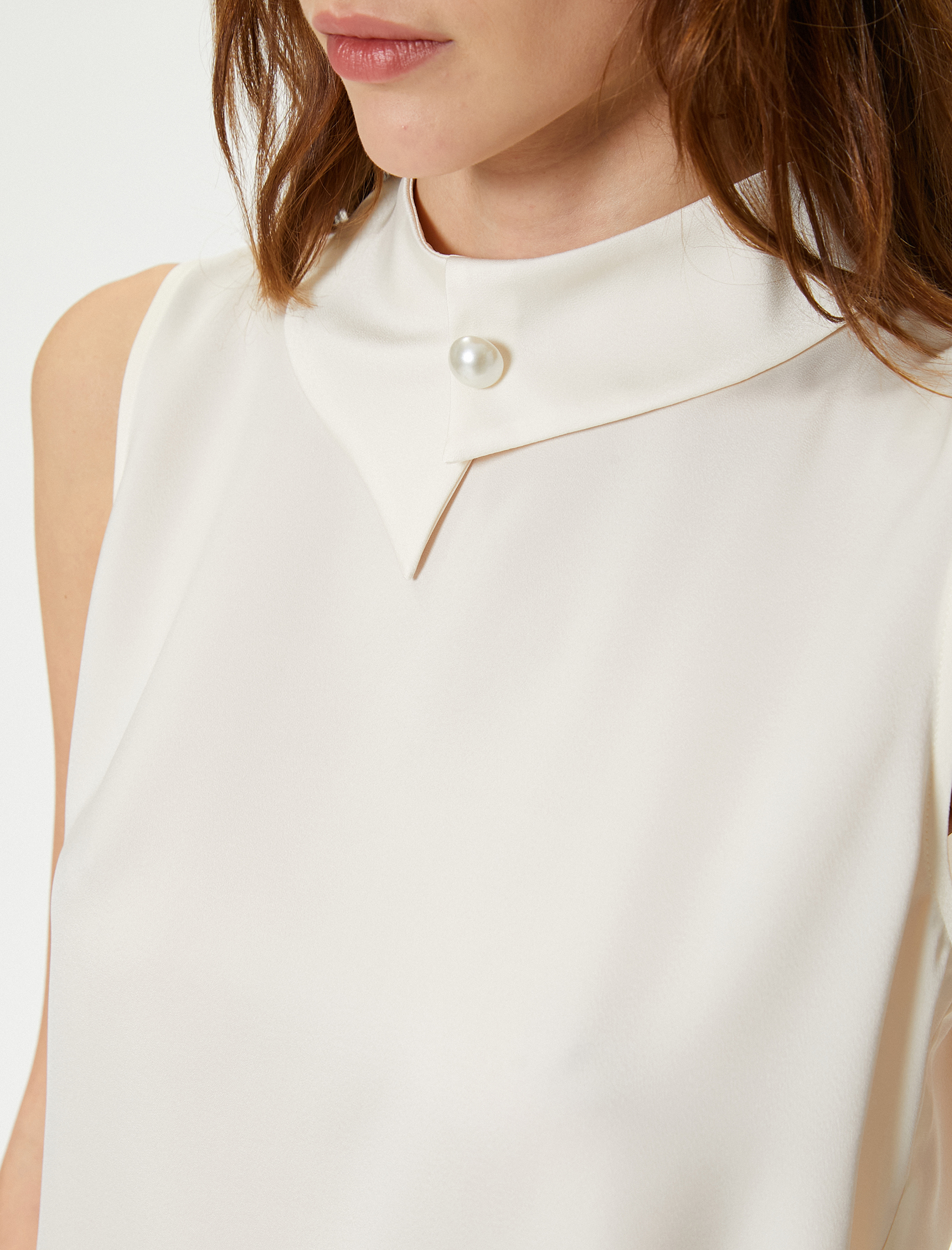   İnci Düğmeli Bluz Asimetrik Yaka Kolsuz