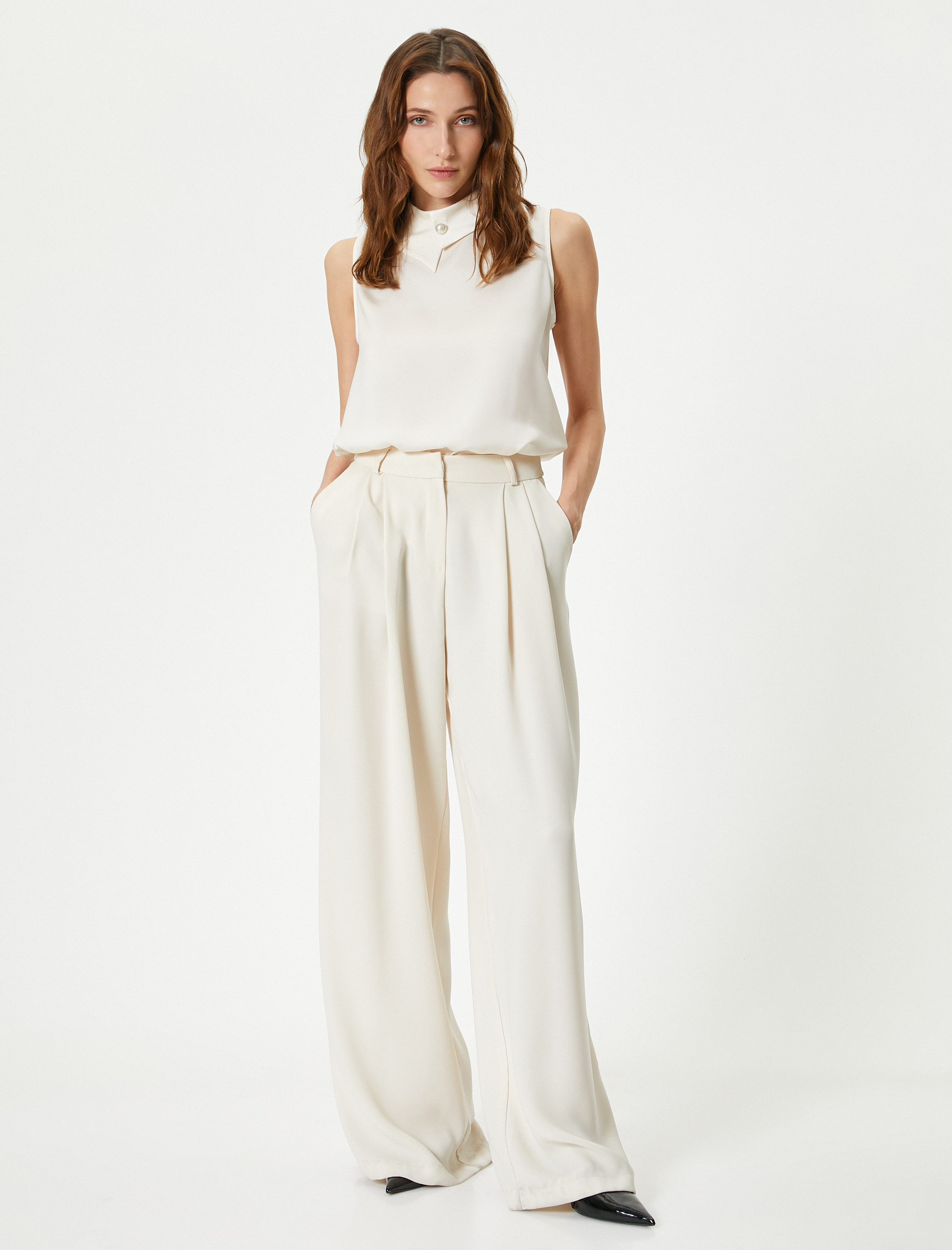   İnci Düğmeli Bluz Asimetrik Yaka Kolsuz